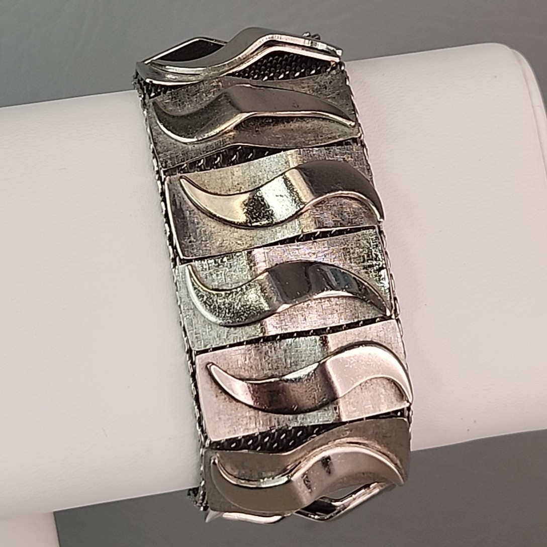 Vintage Wide Mesh Bracelet Silver Tone Wavy Panels 6.5″