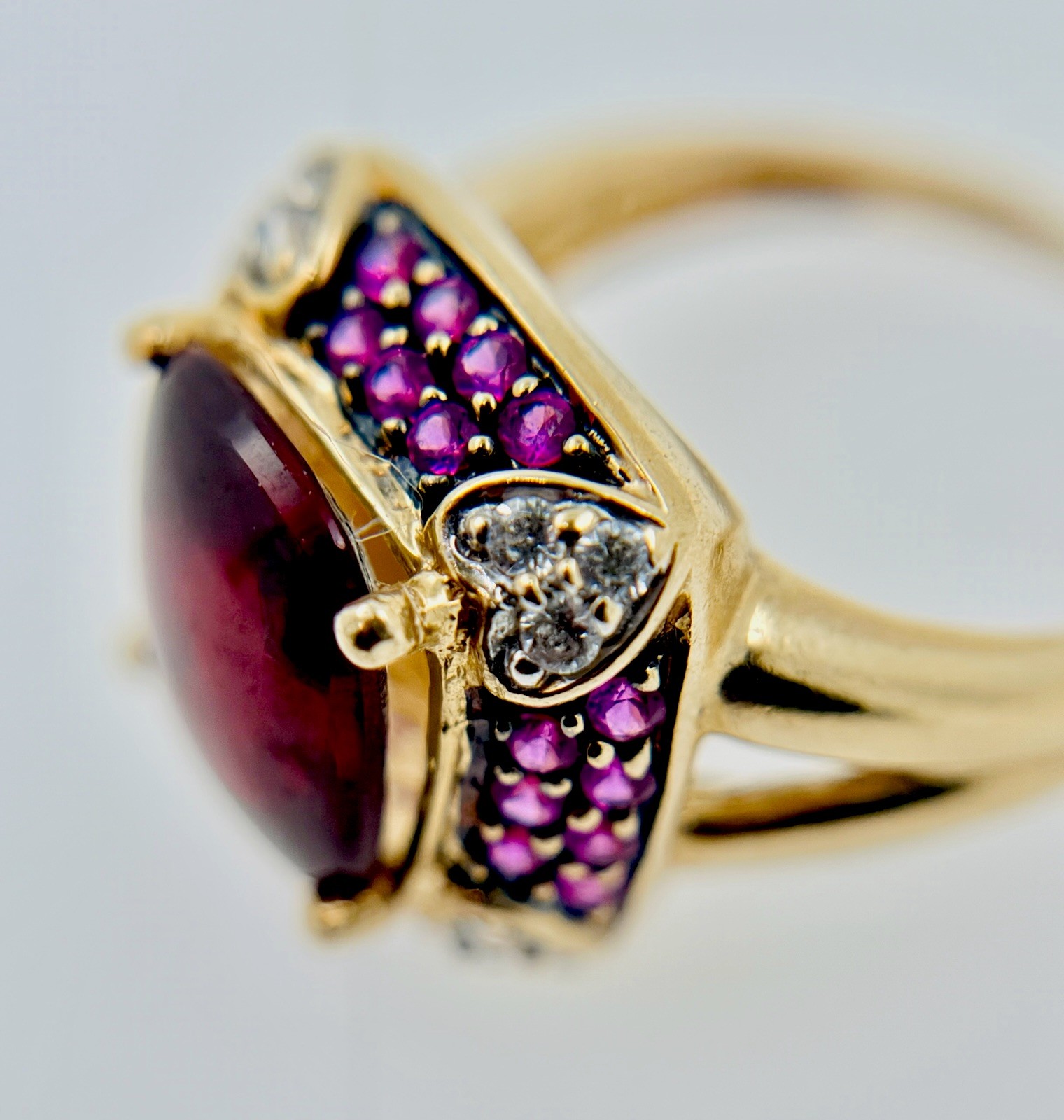 14K Gold gorgeous Garnet,Safire & Diamonds Ring MEDA size 6.25, 5g approximately