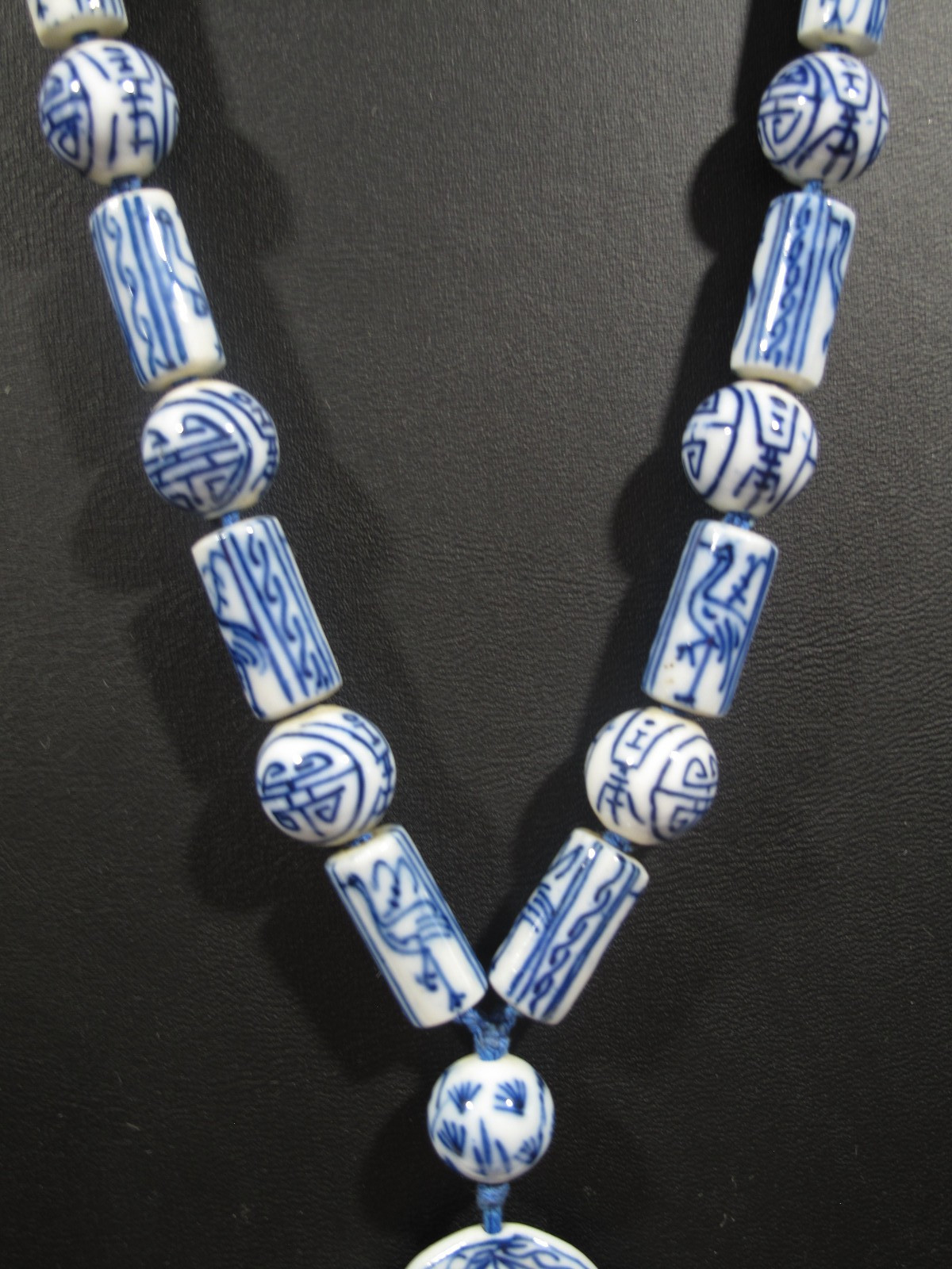 VTG Chinese Blue White Glass Porcelain Pendant Charm Bead Necklace 15″ 70g Asian