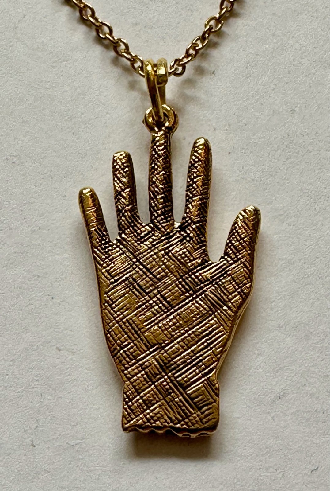 Vintage Heart in Hand gold tone metal pendant 1 1/4″ necklace 20″ GP