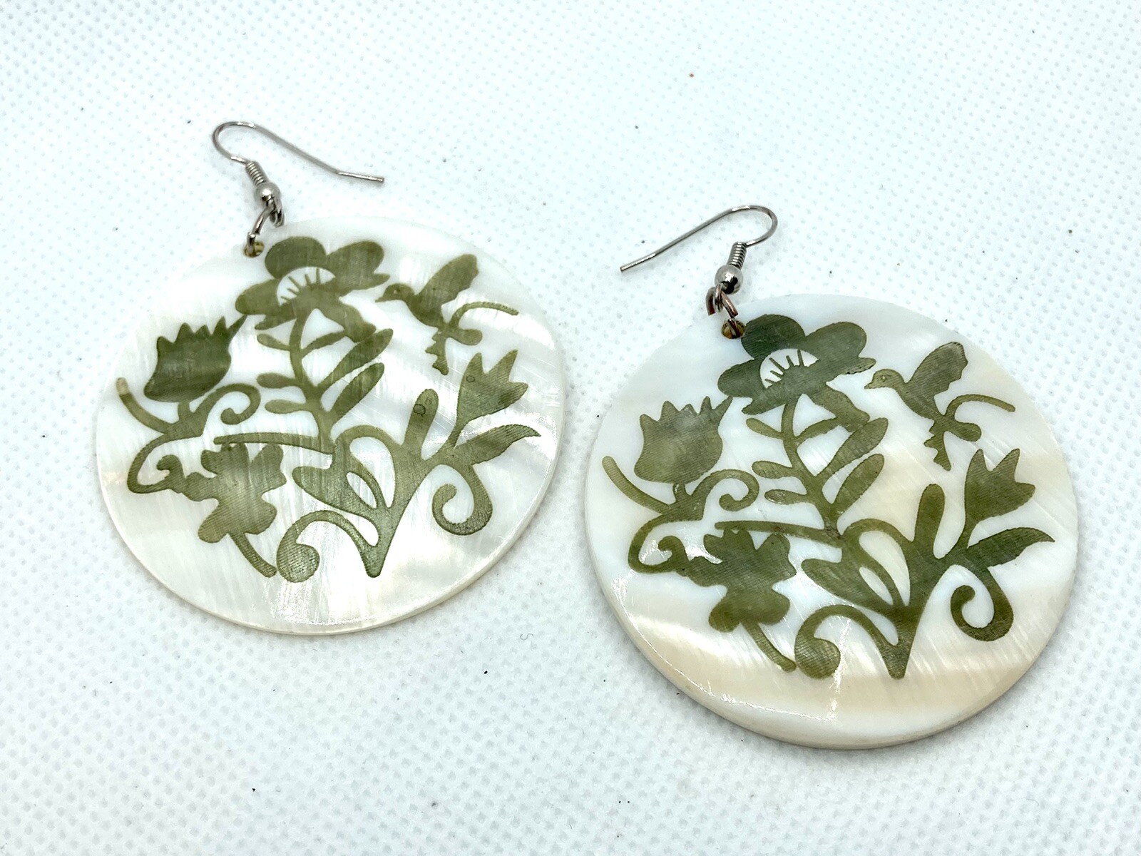 Vintage MOTHER OF PEARL Gold Tone Floral Flower Dangle Drop HOOP Earrings BOHO