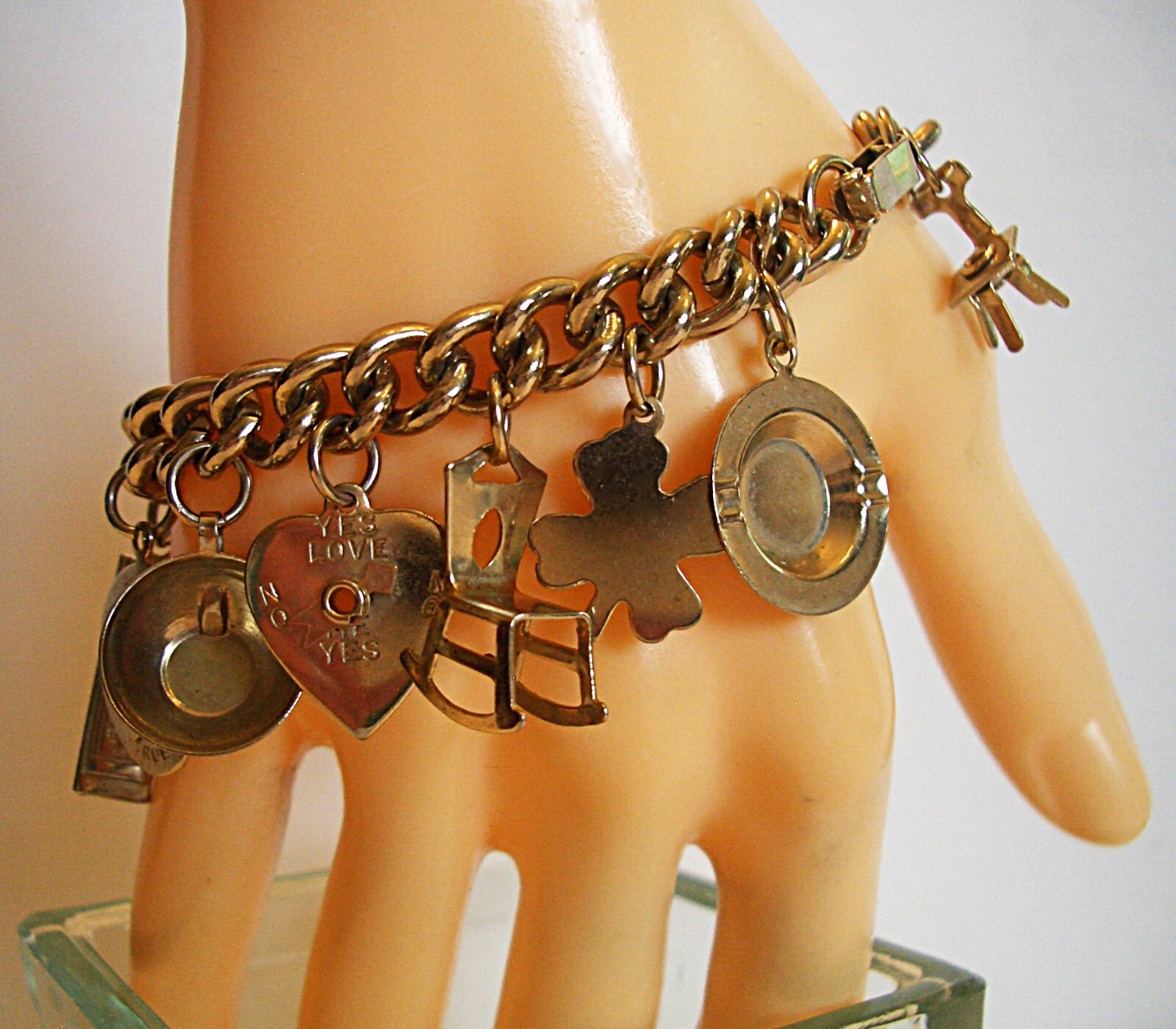 Vtg ’50s Gold Tone 15 Charms 7″ Bracelet Heavy Curb Link Chain Includes Ashtray