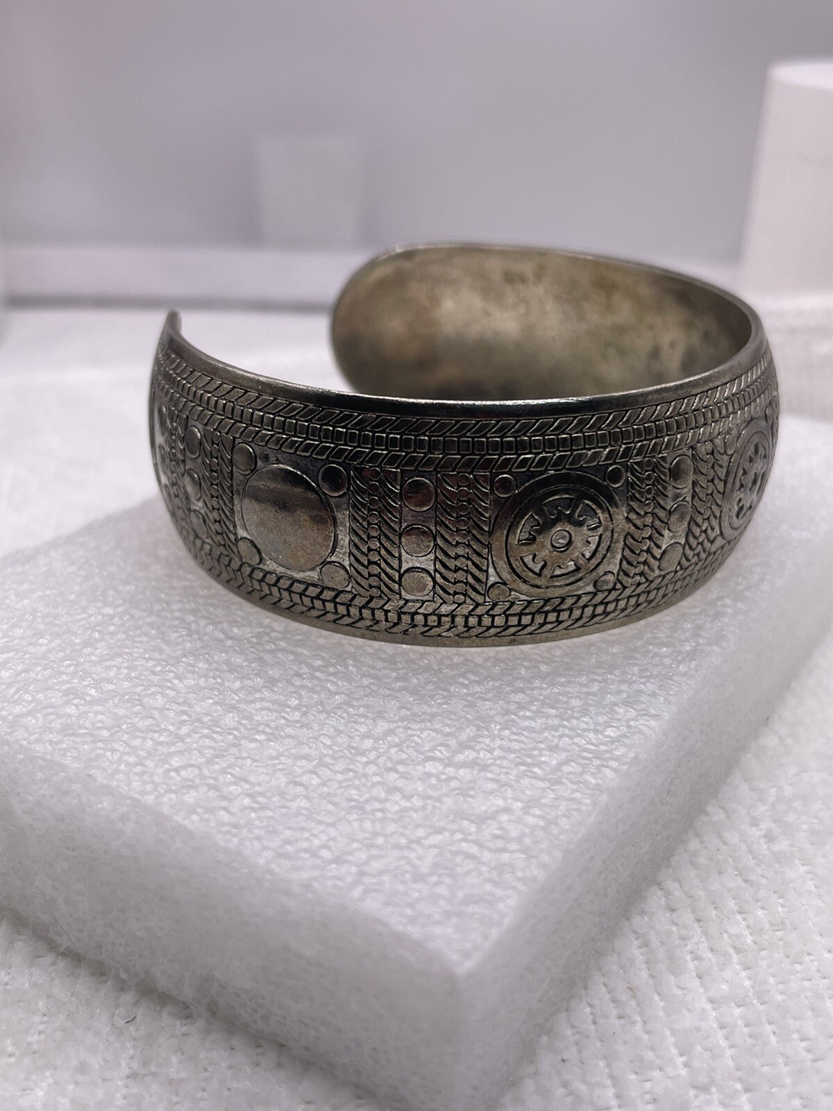 Vintage Art Deco, Tribal Designed 24mm Large Silver Tone Wide Cuff Bracelet 8″