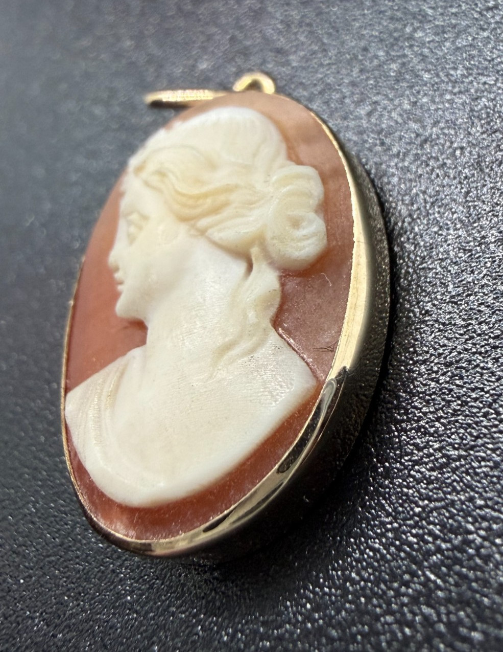 Vintage 14K Yellow Gold Cameo Pendant Shell Portrait Oval .75″ X .50″ 1.53grams.