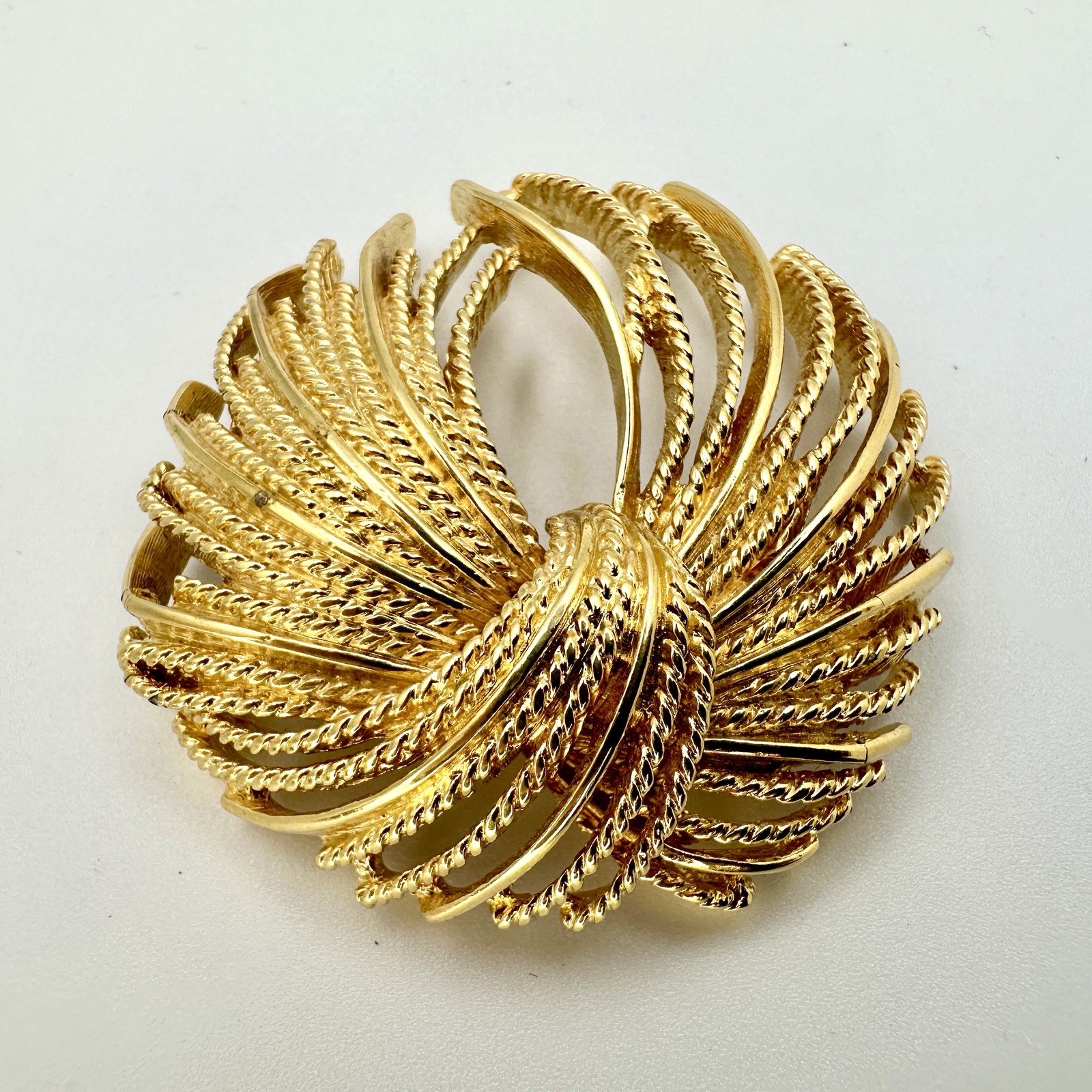 VTG MONET Cordelia Mirador Brooch Gold Tone Fire Works Knotted Rope Pin 2”