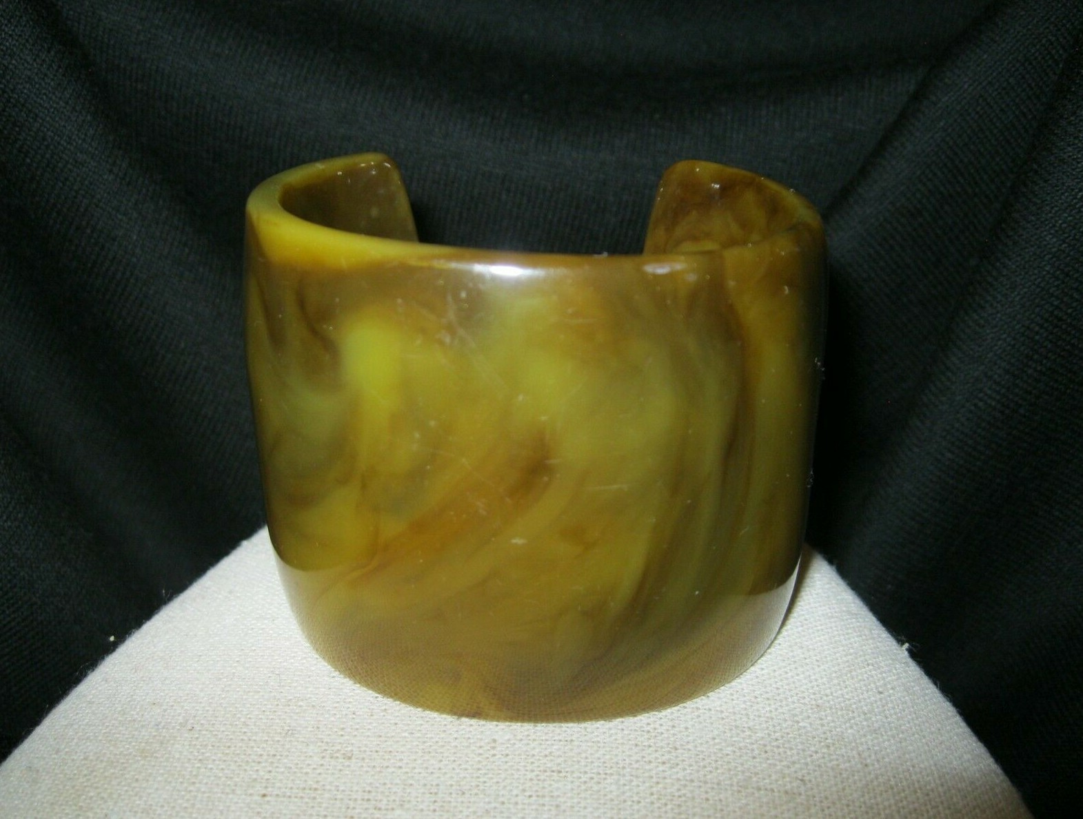 2-3/8″ Caramel Warm Olives Browns Spanish Moss Agate Marbled Horn Bakelite Cuff
