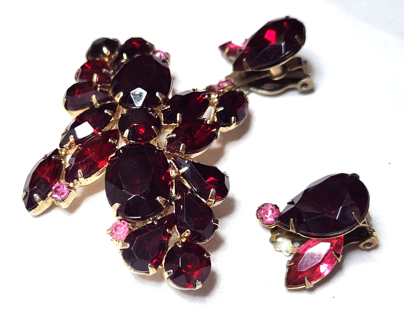 VINTAGE RED, FUCHSIA PINK BROOCH & MARRIED EARRING SET 2 3/4″L