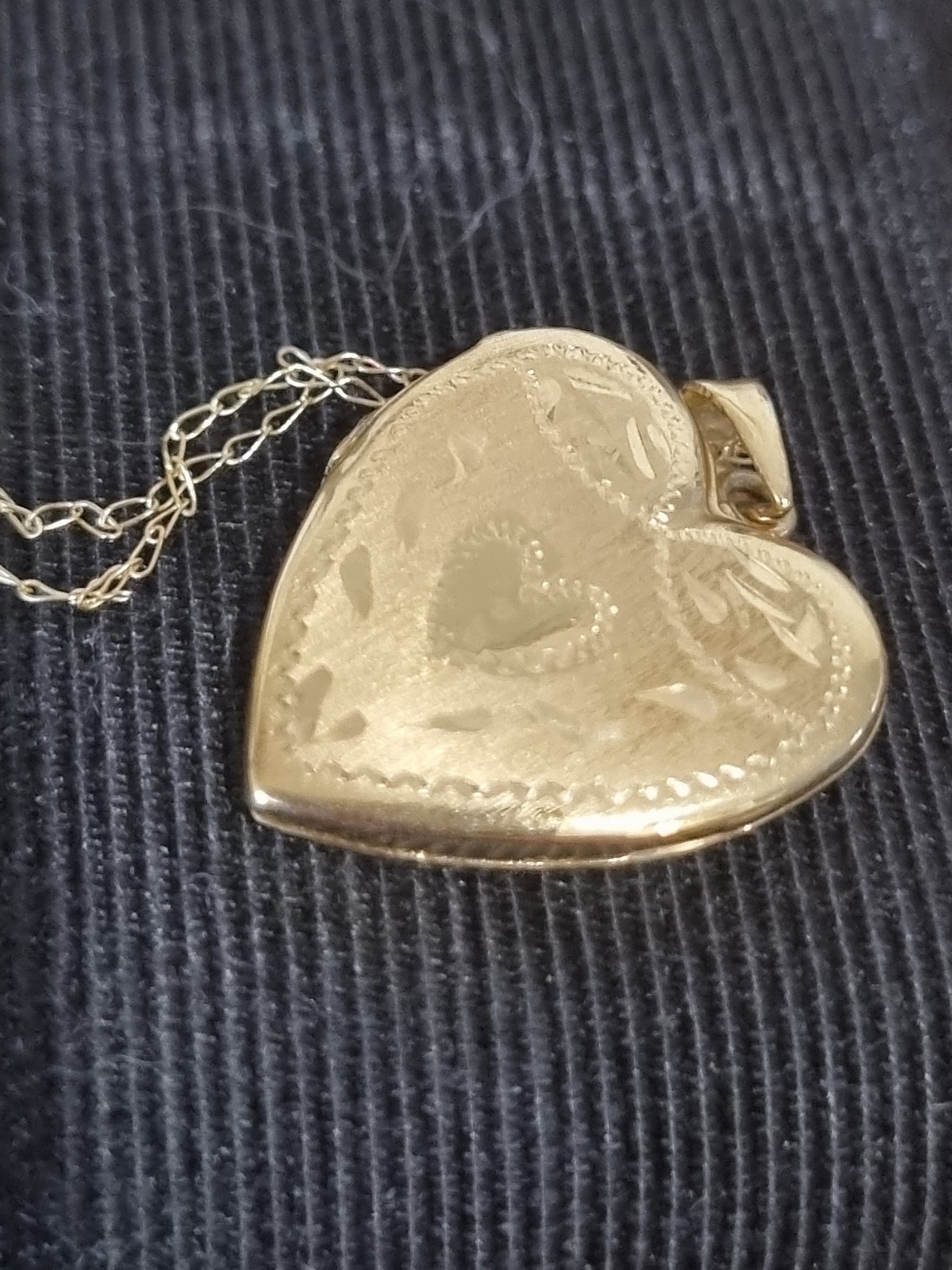 Vintage Solid 14K Yellow Gold Engraved Heart Locket Pendant Necklace 2.6g Video