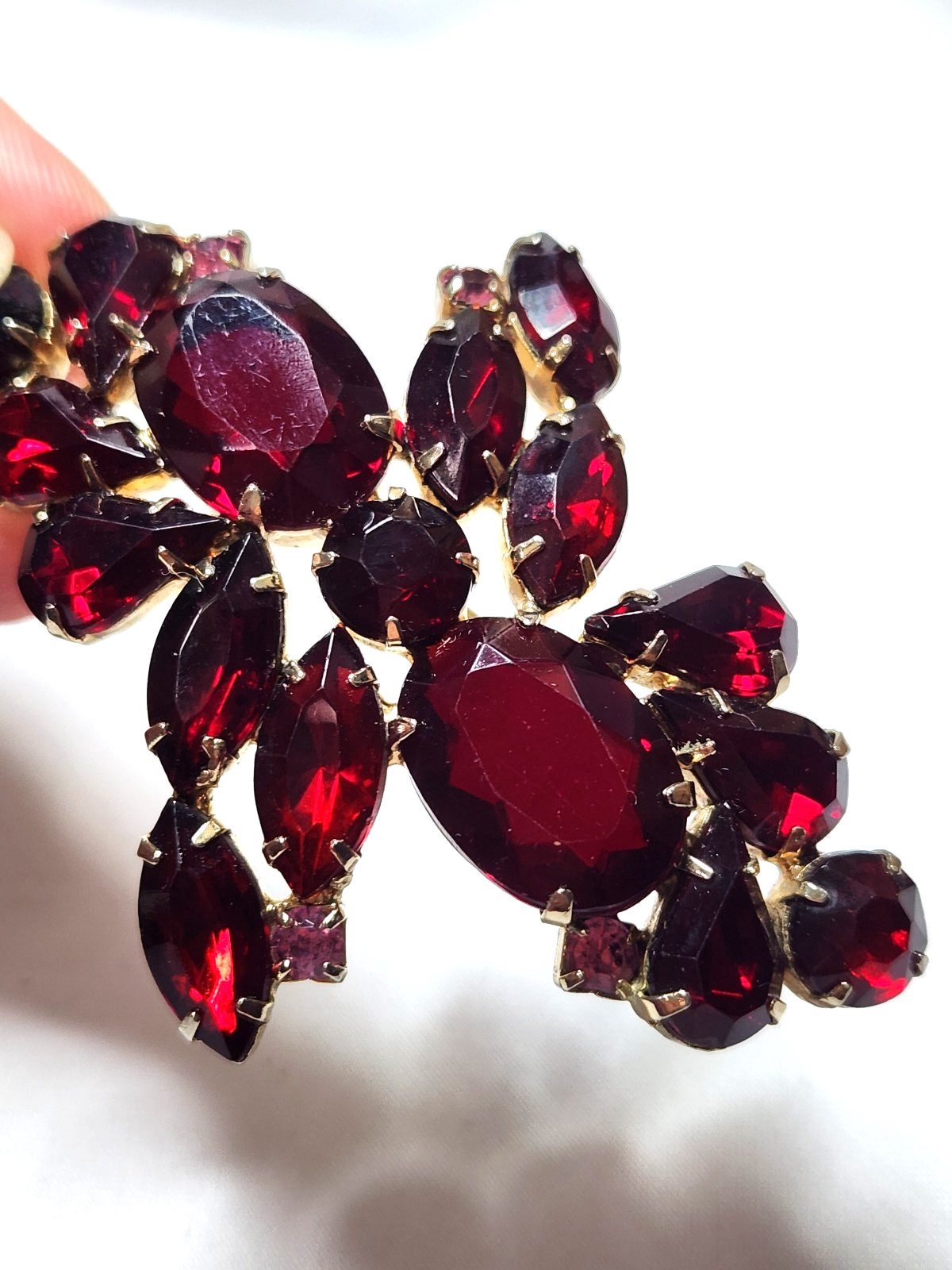 VINTAGE RED, FUCHSIA PINK BROOCH & MARRIED EARRING SET 2 3/4″L