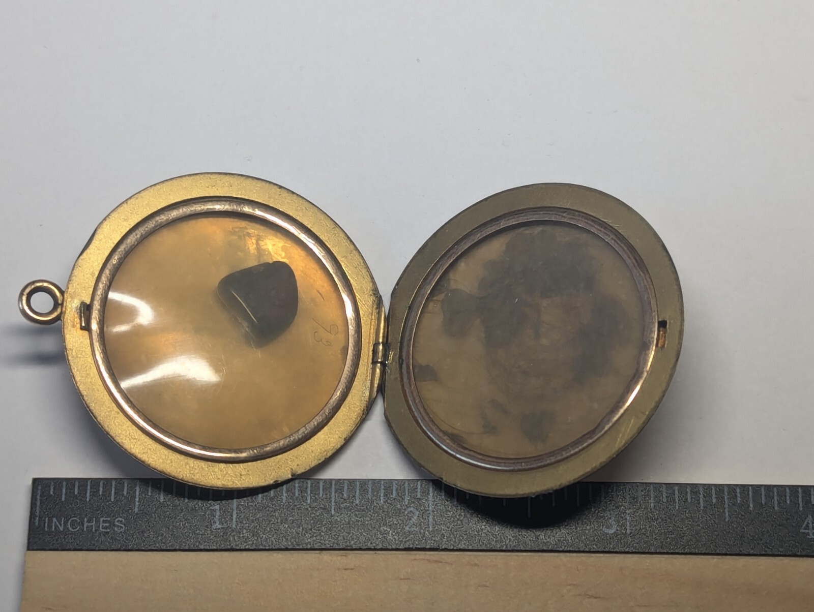 VINTAGE GOLD FILLED PHOTO PICTURE LOCKET PENDANT MONO ABOUT 1 10/16″ WIDE