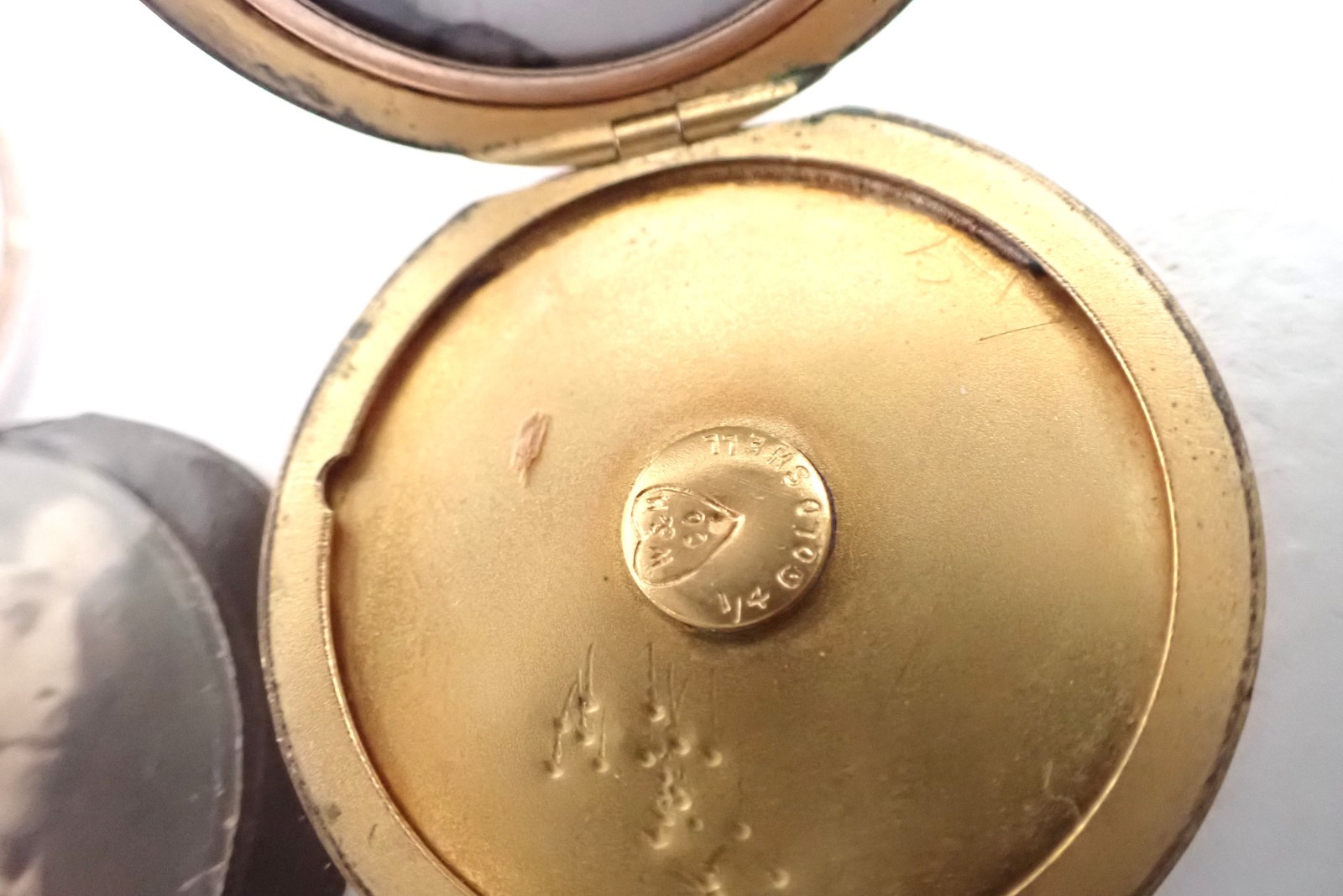 Vintage Antique Yellow Gold Filled Round Locket Pendant On Chain Necklace Etched