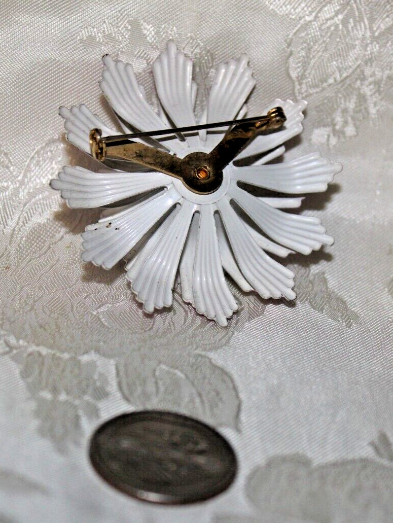 VITG ENAMEL PURPLE/WHITE PURPLE CABOCHON FLOWER PIN 2 3/8″ AROUND