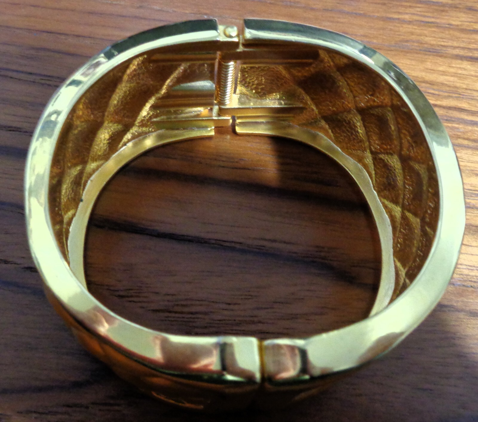 Lge GoldTone Diamond Pattern Hinge Bangle Bracelet -Unused- 2-7/8″x2-5/8″x1-1/4″