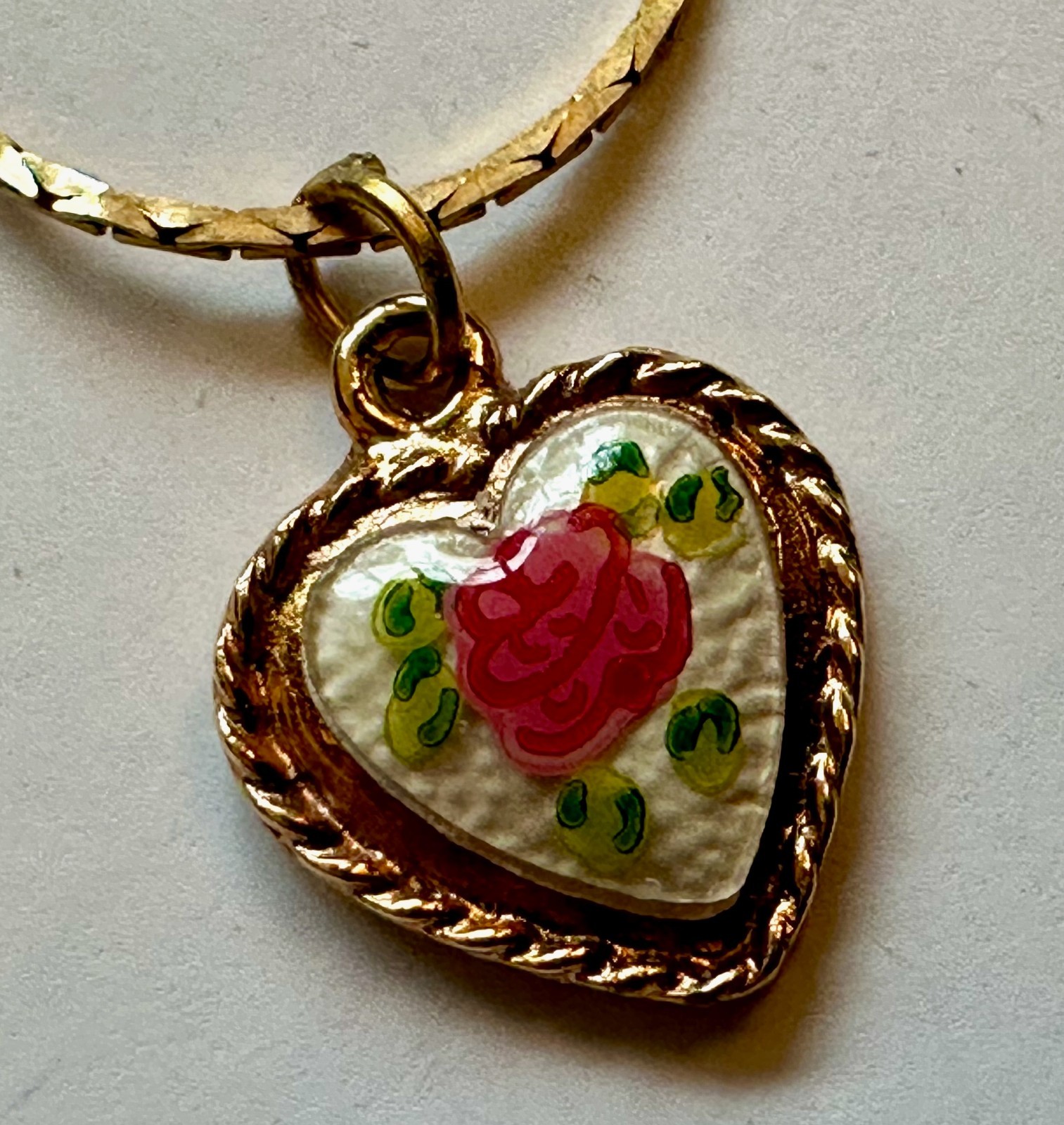 VINTAGE HEART FLOWER ROSE CABACHON PENDANT 5/8 OF 1″ NECKLACE 18″ VTG BRASS