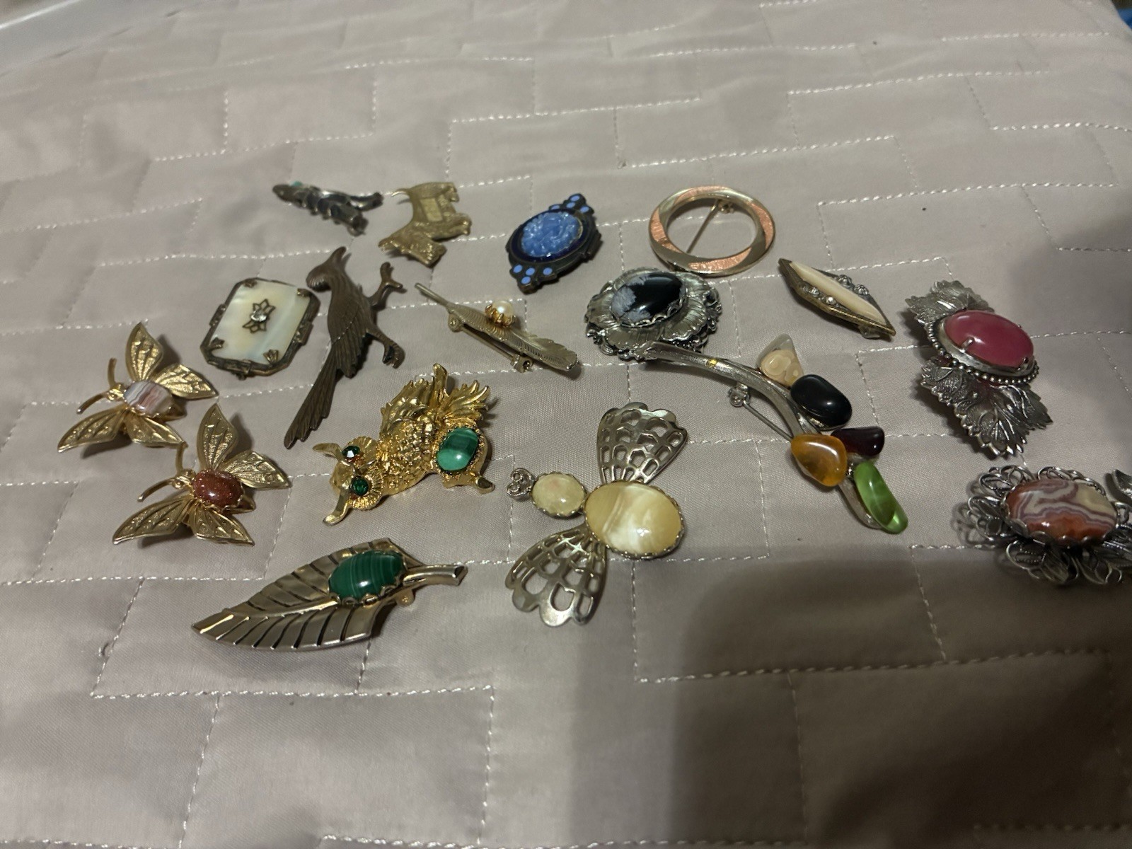 Lot Of 17 Vintage Brooches Pins Different Shapes And Sizes