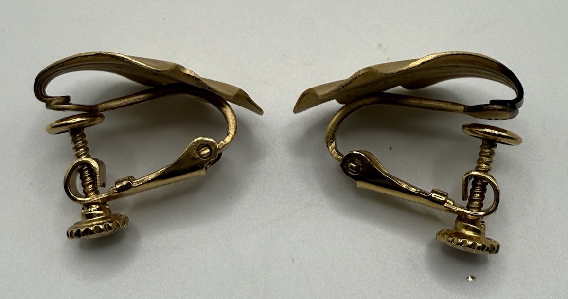 Napier Gold Tone Seashell Screw Back Adjustable Clip On Earrings Vintage