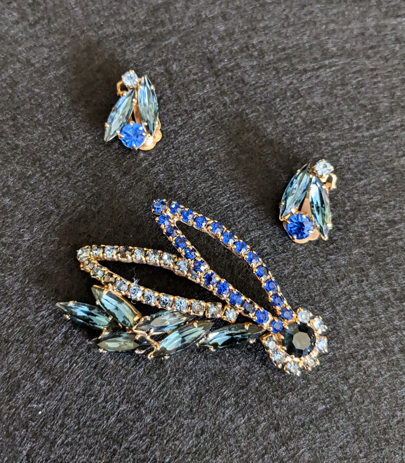 Vintage Estate Designer Blue Green Glass Brooch Earrings Set. Flower Leaves