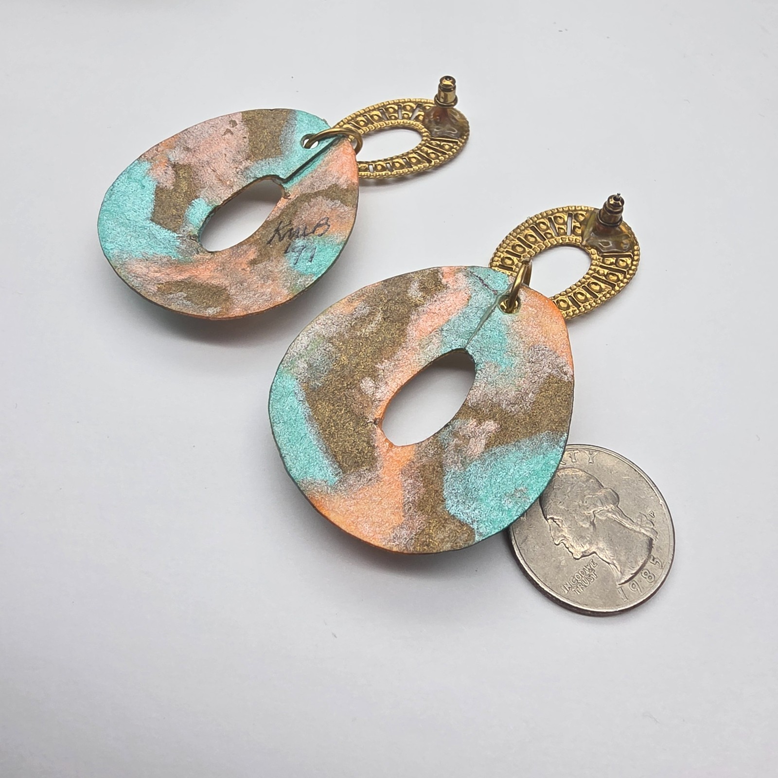 Peach Brown Blue Painted Paper Mache Gold Tone Dangle Pierced Earrings Vintage
