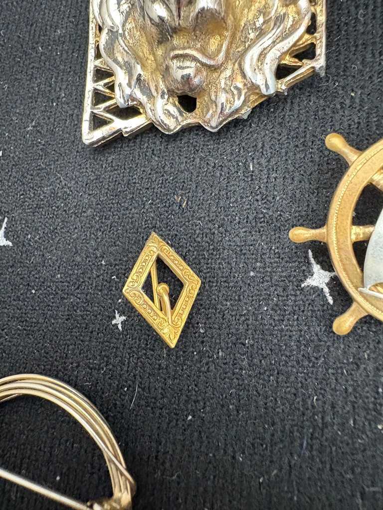 VTG Metal Pins Lot Of 18 Hearts,Stars,Flowers Mostly Gold Color