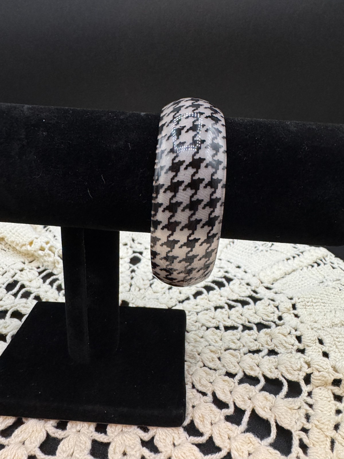 Vintage Houndstooth Fabric Inlay Resin Bangle Chunky Mod 1960s Retro Bracelet