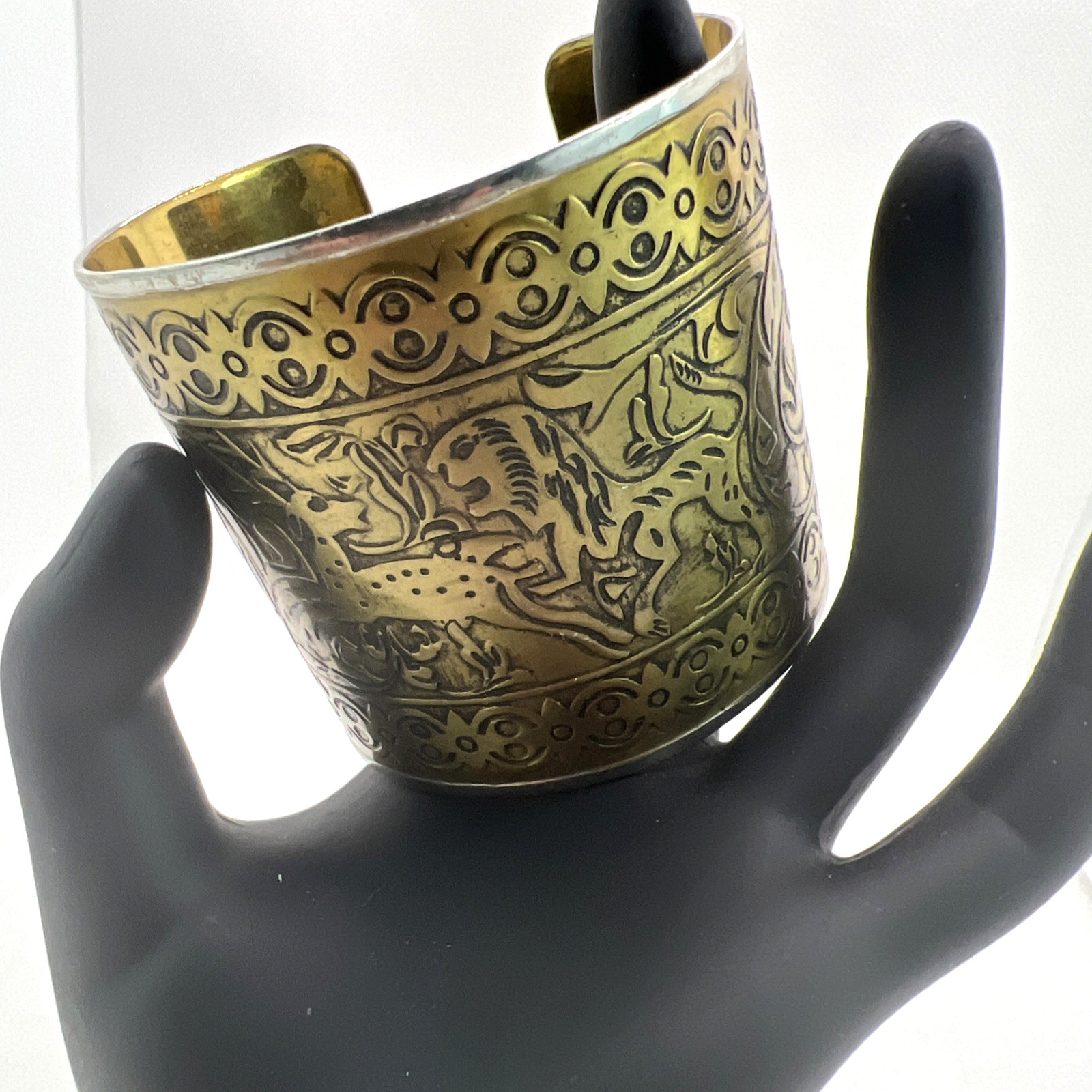 Vtg Amy Kahn Russell Cuff Bracelet Story Teller Hunting Scene Brutalist Signed