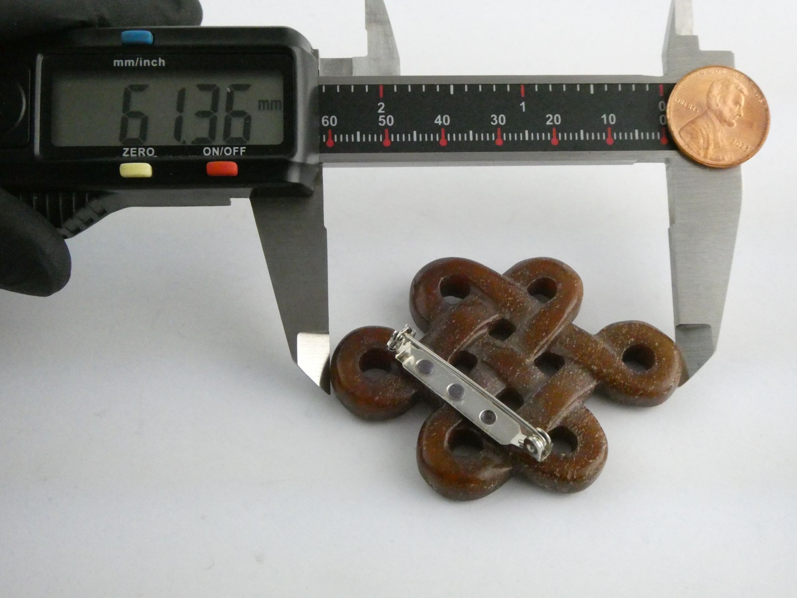 Vintage Carved Brown Hsiu Jade Serpentine Knot Pin Brooch 23.7g 2 3/8 Inches