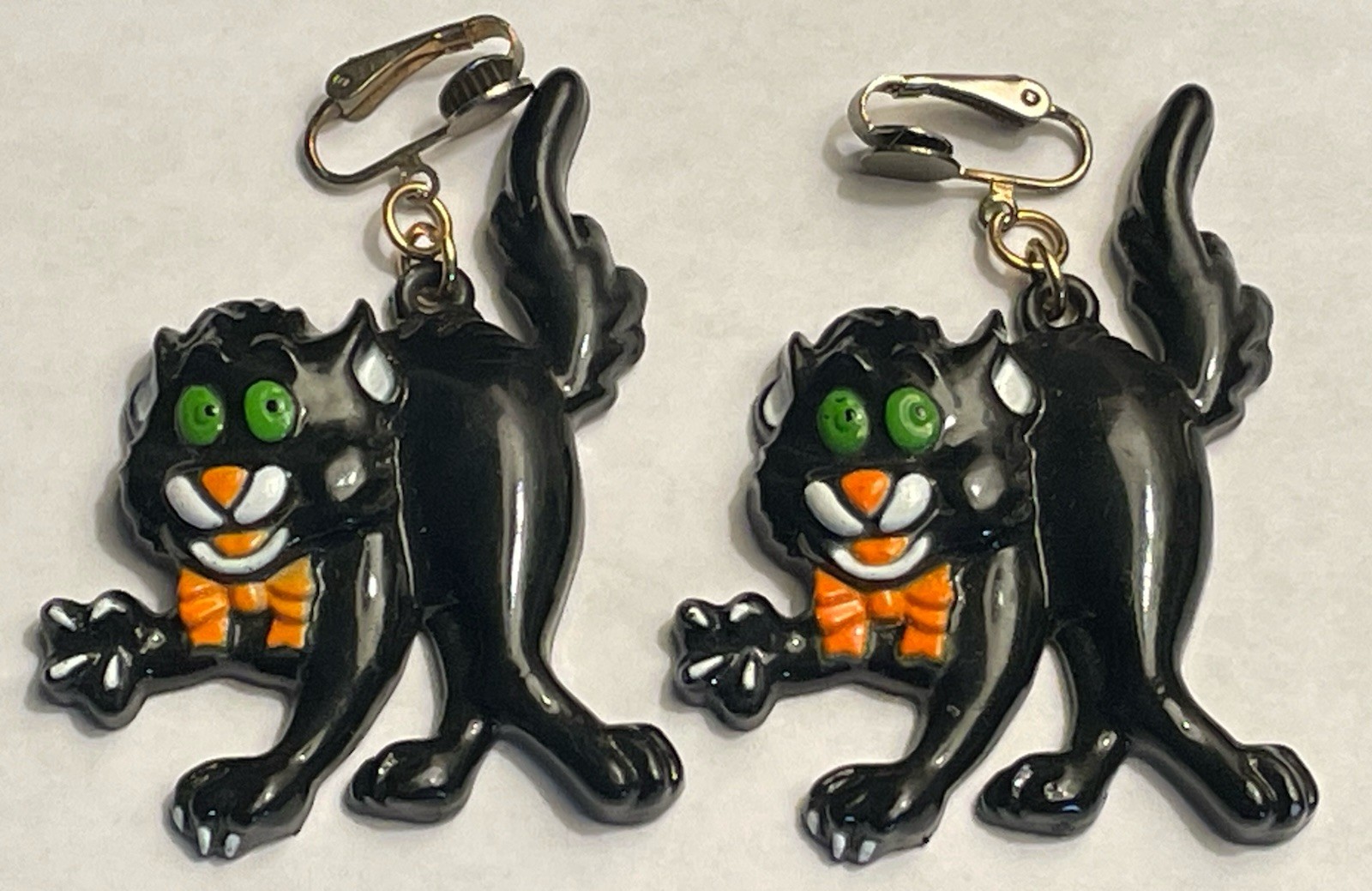 VINTAGE 1980’S “FUN WORLD” BLACK CAT PLASTIC DANGLE CLIP-ON EARRINGS, GREEN EYES