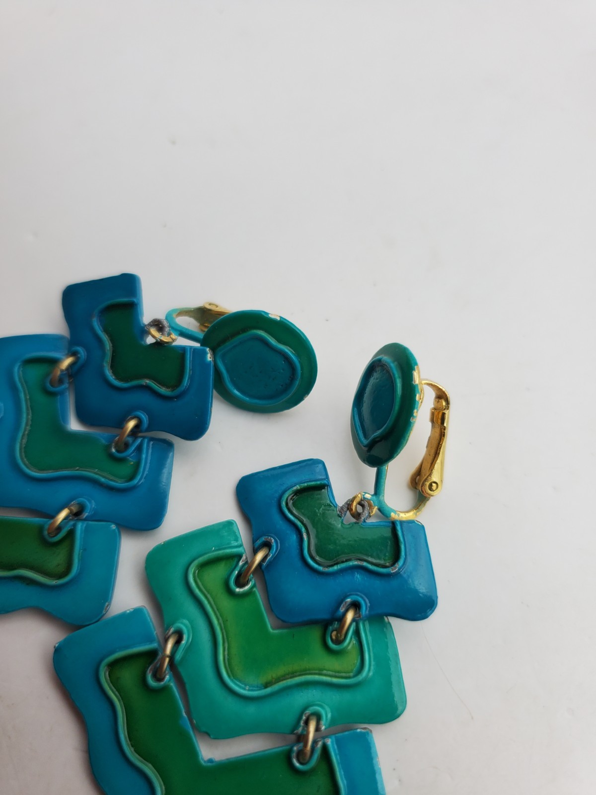 Vintage Green Teal Clip Ons Chandelier Dangle Hippies Earrings MCM 2.5″ Vivid