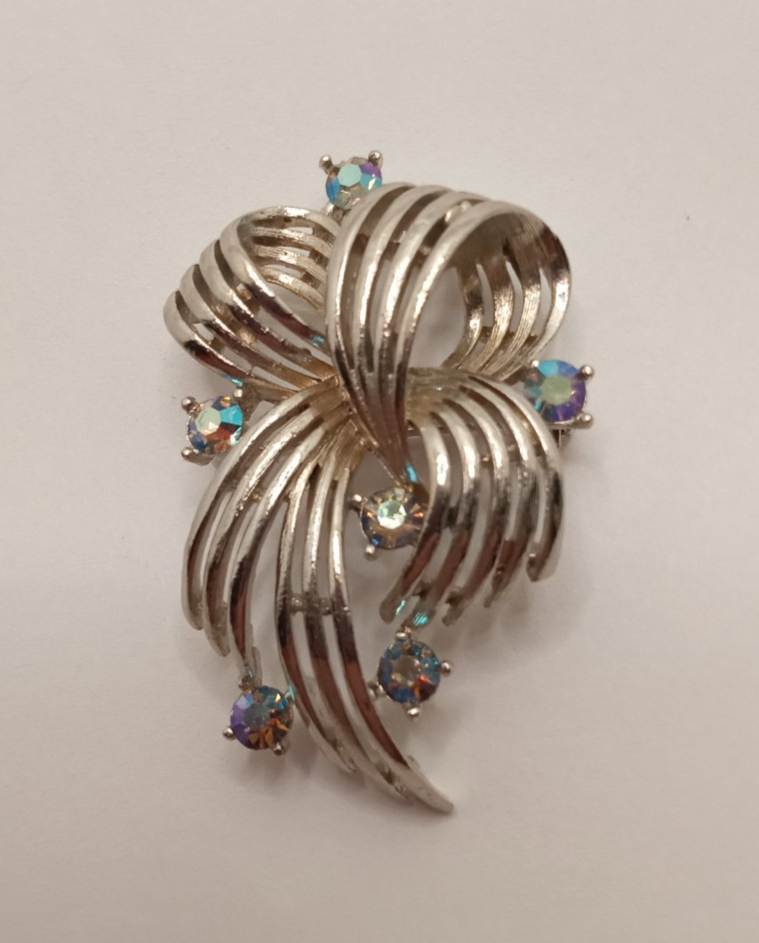 Vintage Signed Lisner Silver Tone Rhinestone Swirl Ribbon Brooch Pin