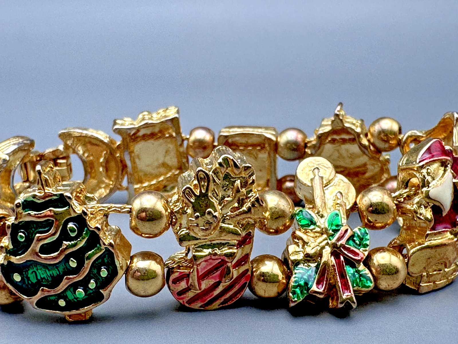 VINTAGE GOLD TONE, RED, WHITE, GREEN CHRISTMAS THEME BRACELET B6