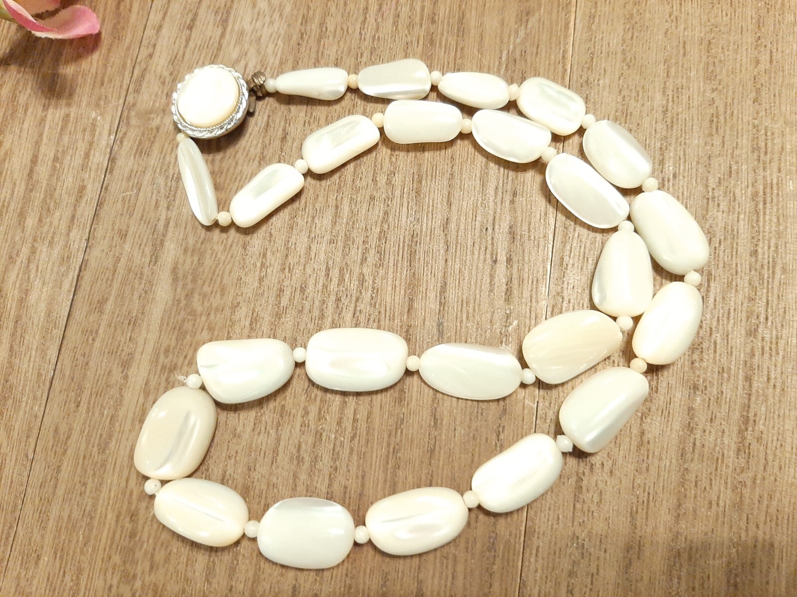 VINTAGE MOTHER OF PEARL FLAT BEADED NECKLACE Japan 21″ ( Box Tab Clasp)