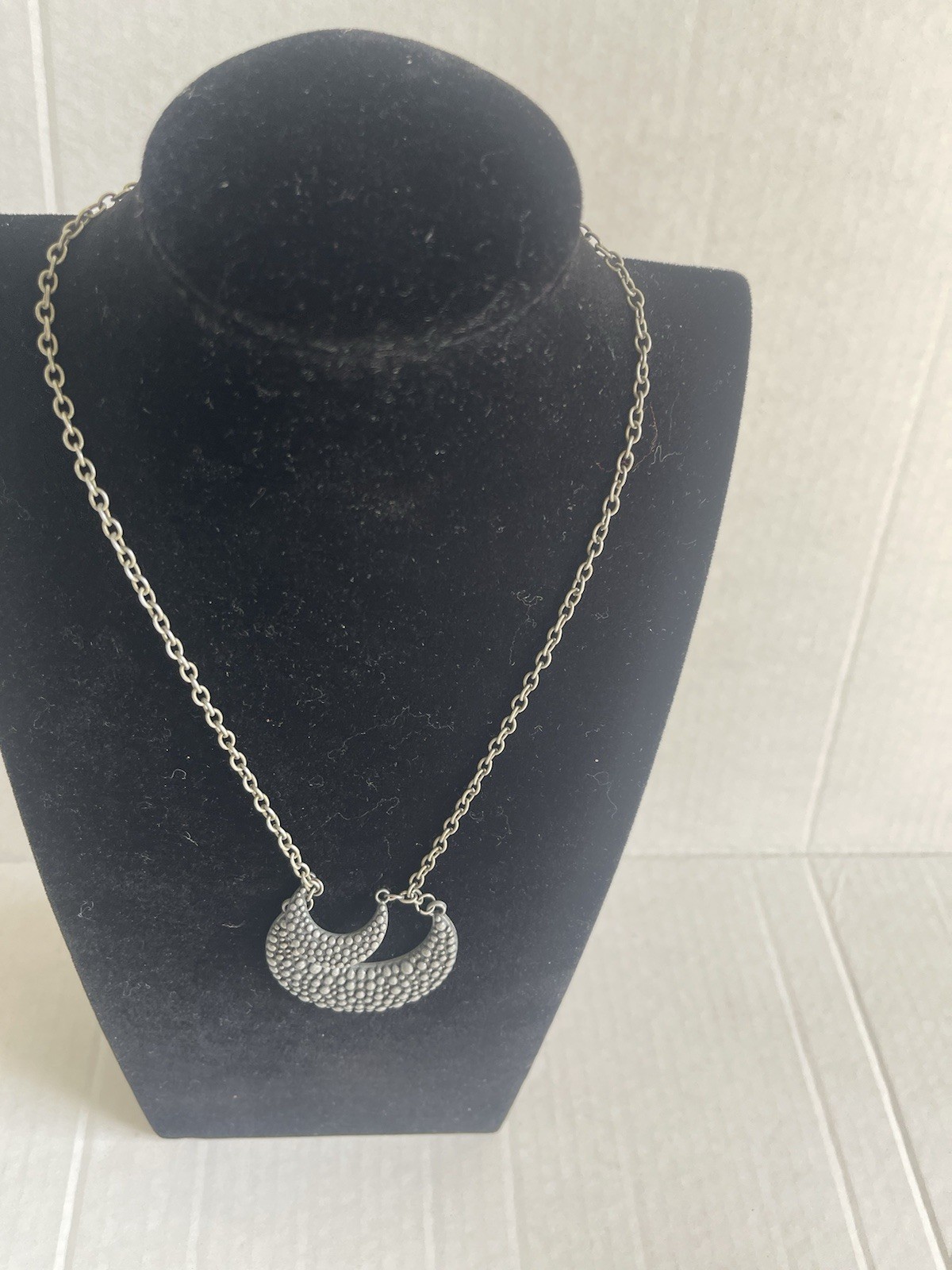 Vintage Antique Silver Tone Textured Double Crescent Moon Necklace, 17″ 18g