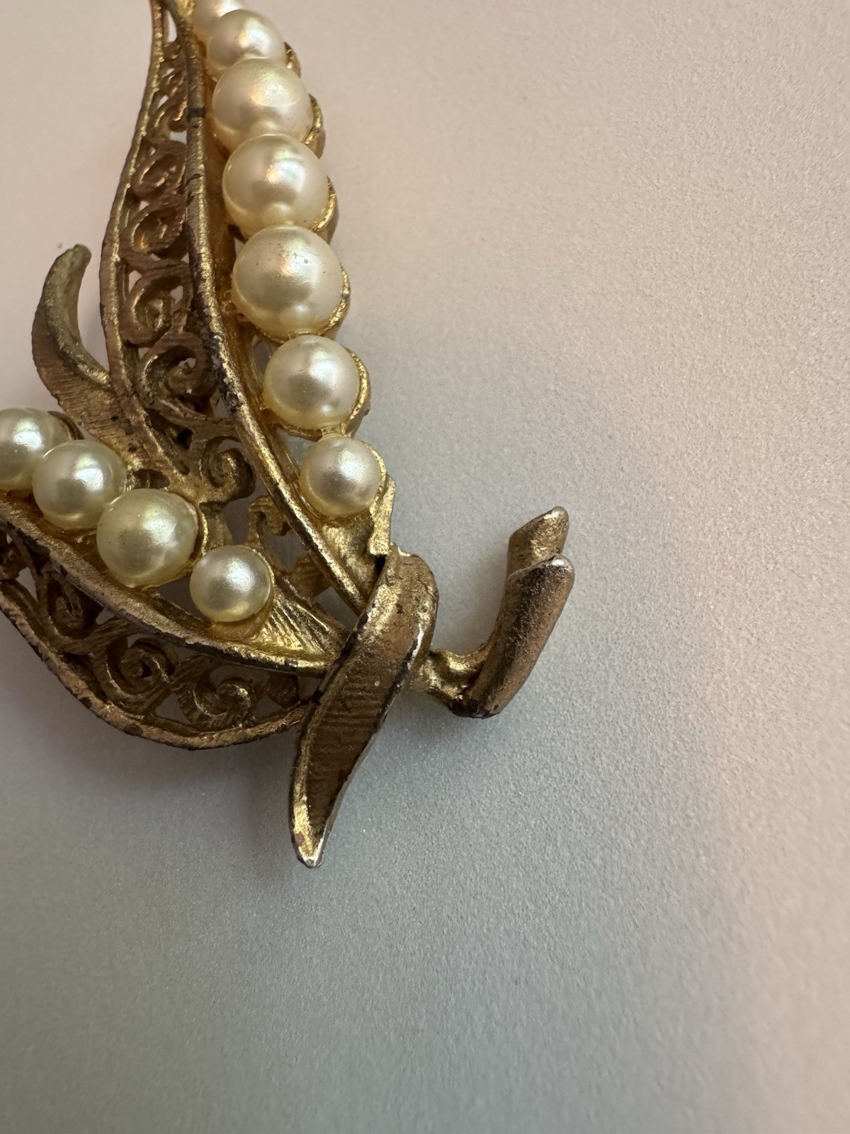 Vtg Unsigned Gold Tone Faux Pearl Botanical Leaf Spray Pin Brooch Distressed