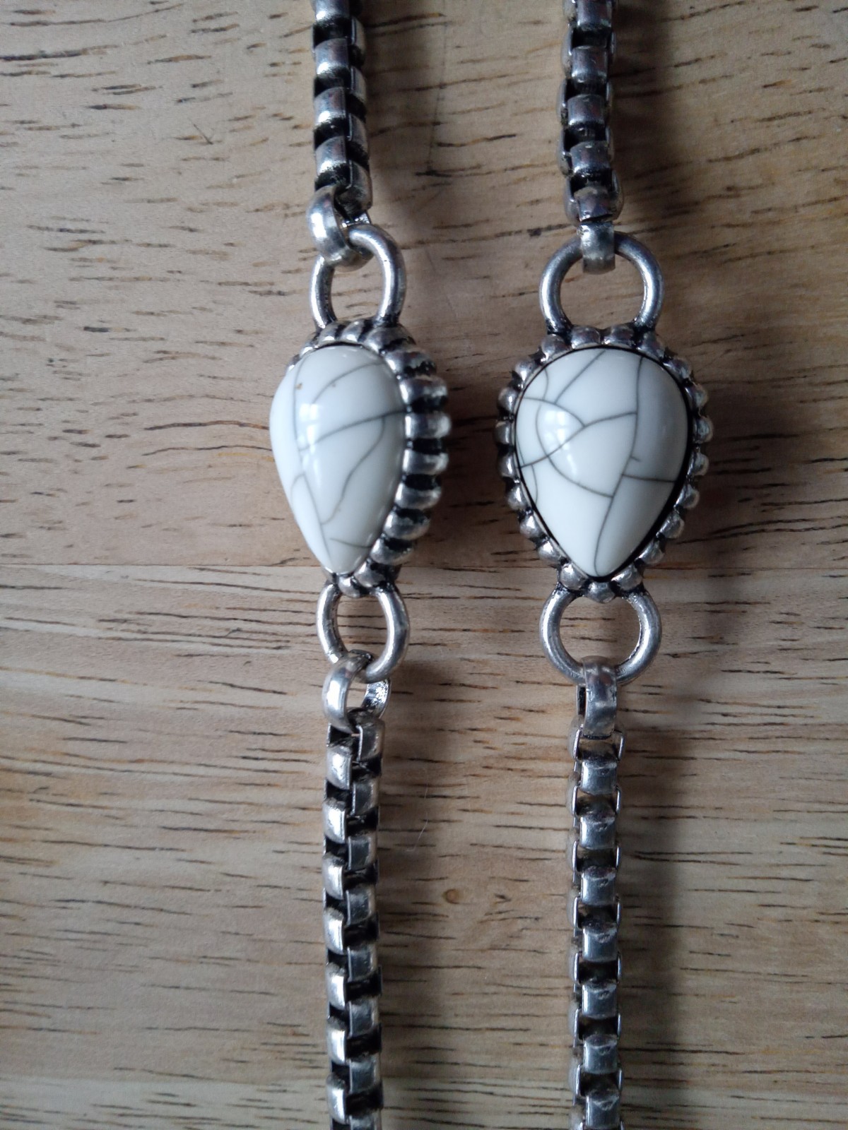 18″ Silver Tone Necklace with White Marbled Cracked Teardrop Design