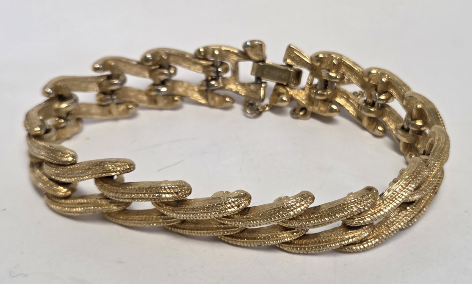 Vtg MONET Textured Wavy Double Row Bracelet 1/2″ w Gold Tone Safety Chain 7.25″