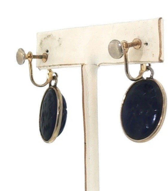 Stunning Vintage Gold Tone Dark Blue Scarab Oval Hinged Screw Back Earrings