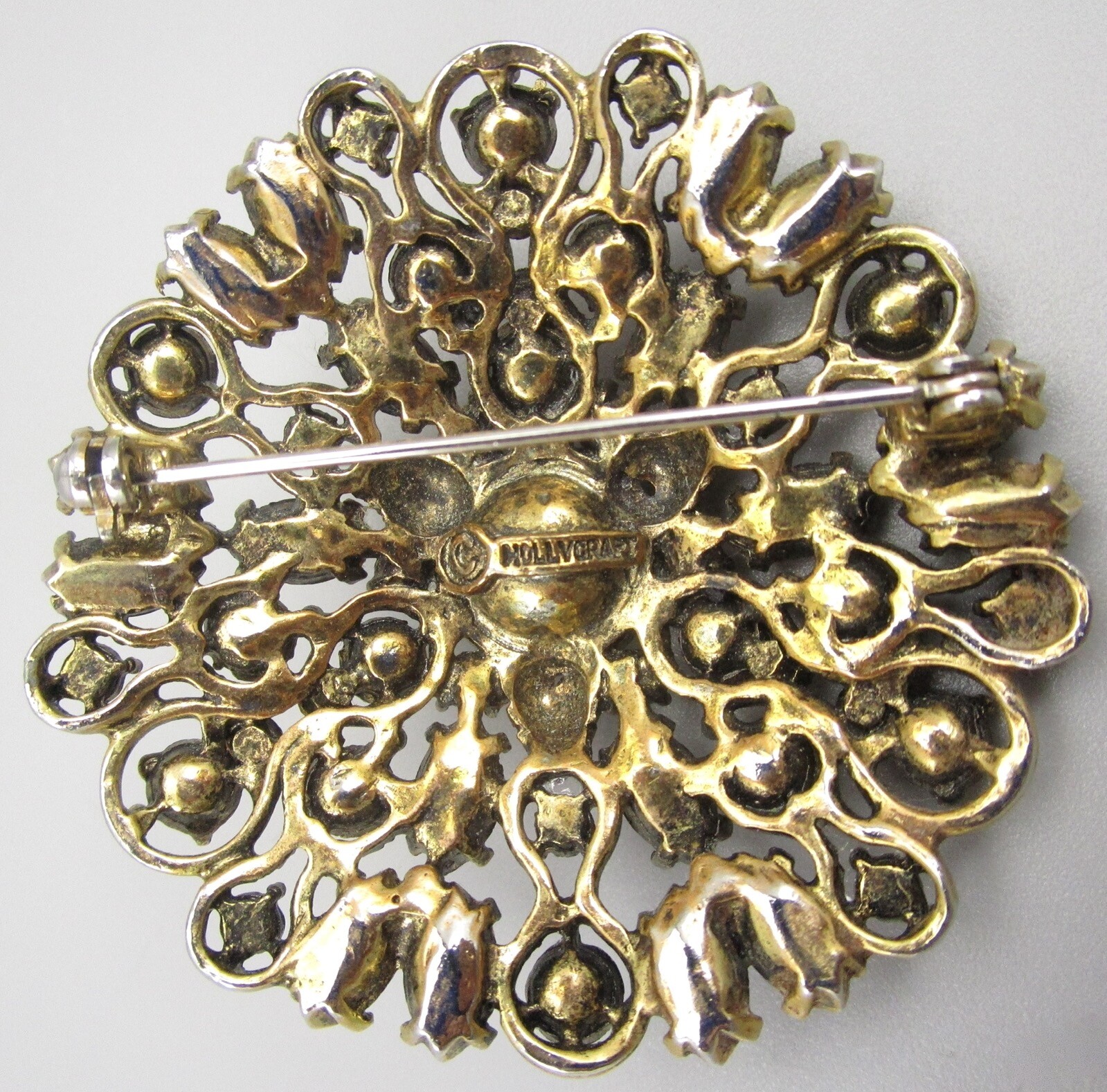 UNUSUAL HOLLYCRAFT GOLTONE RED FUCHSIA RHINESTONE CLUSTER BROOCH PIN