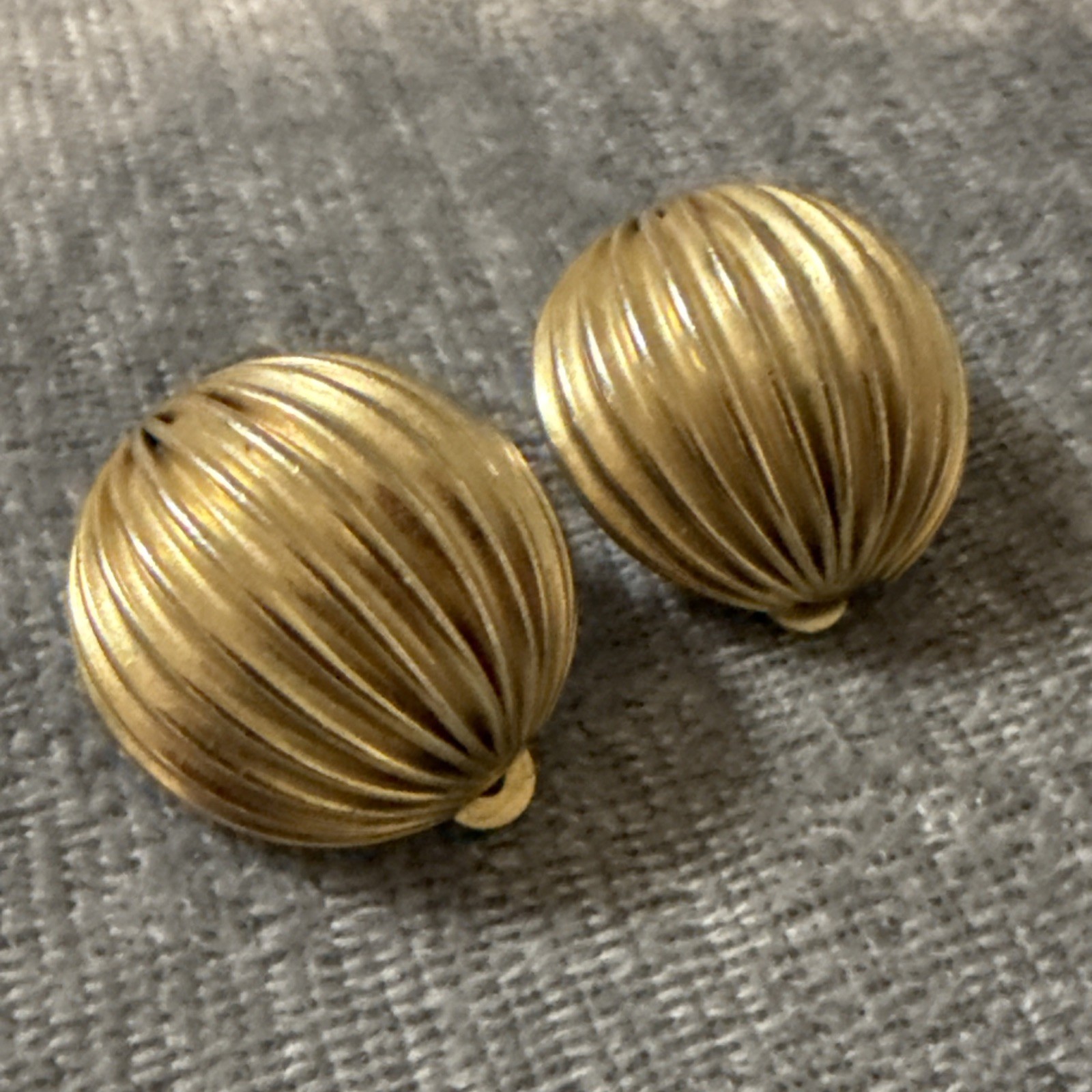 VTG GAY BOYER GOLD 1” LARGE ROUND DOME STATEMENT Ribbed CLIP EARRINGS Rare