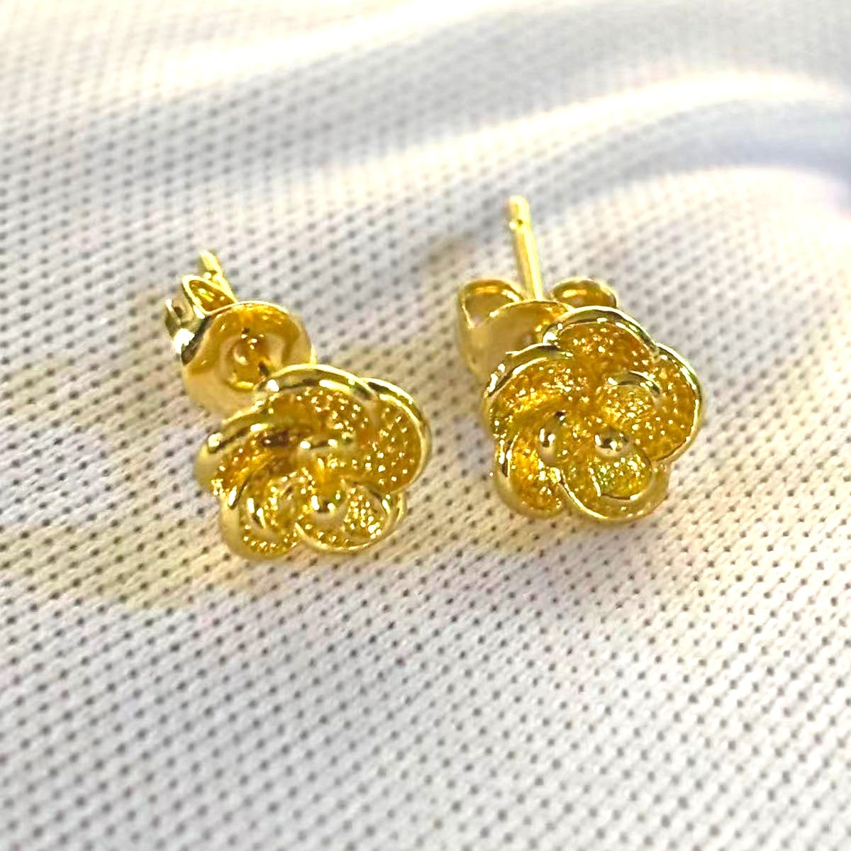 VTG Flower Gold-plated? (NOT SURE) Gold Tone Stud Earrings marked ‘999’, 8×8 mm