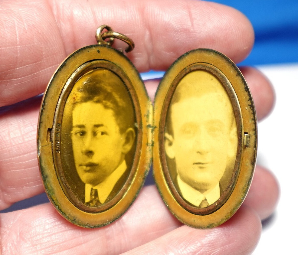 GOLD FILLED ANTIQUE OVAL LOCKET DENSE W/ PICTURES 10.9 GRAMS 1 X 1 1/2″ J-514