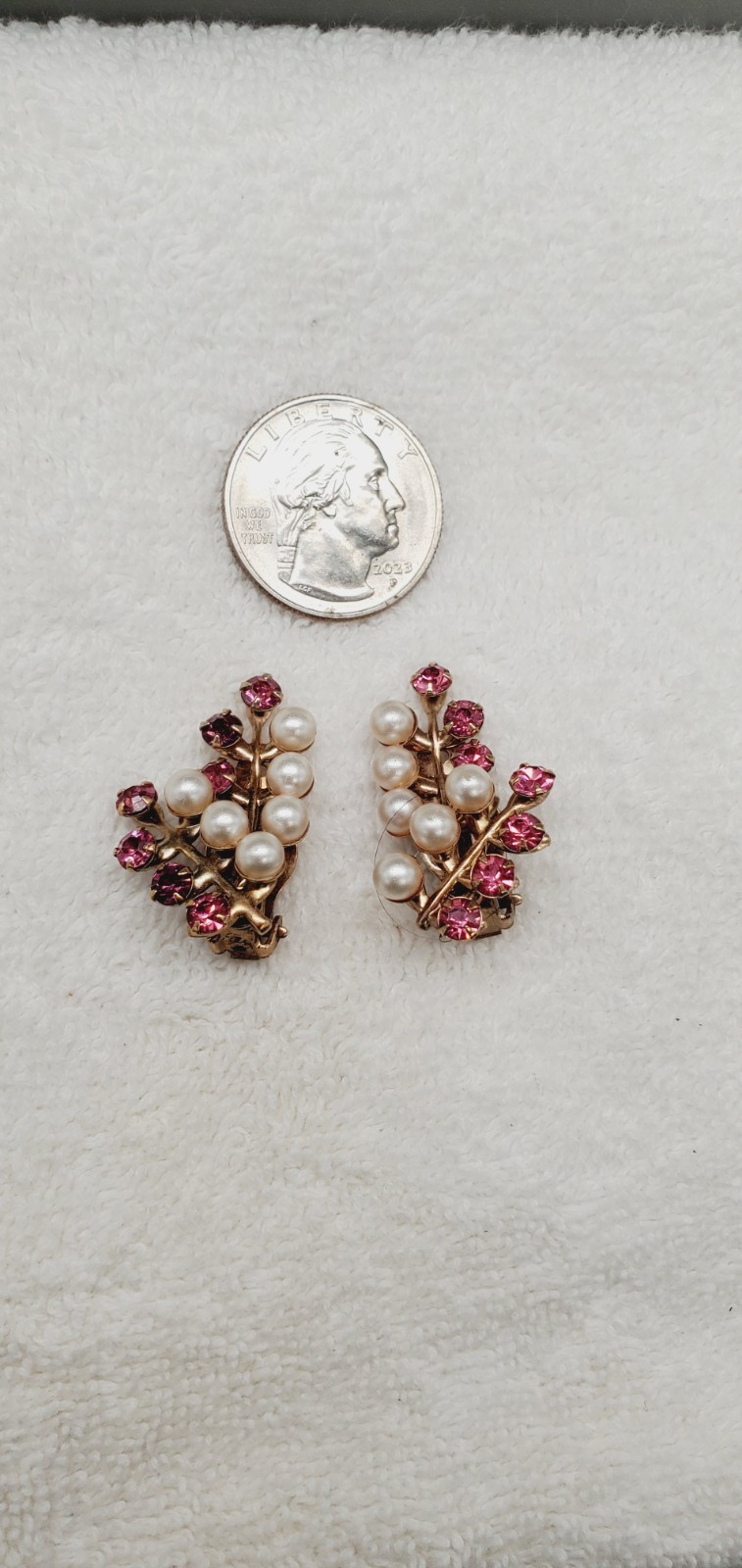 Vintage Pink stone and Faux Pearl Gold tone Huggie Earrings 1.25″ pl02
