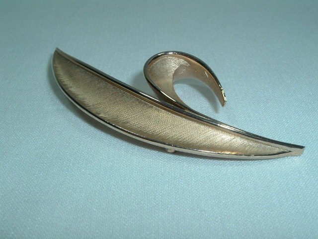 VINTAGE GOLD TONE THICK CHAIN NECKLACE LEAF BROOCH PIN HOOP EARRINGS SET