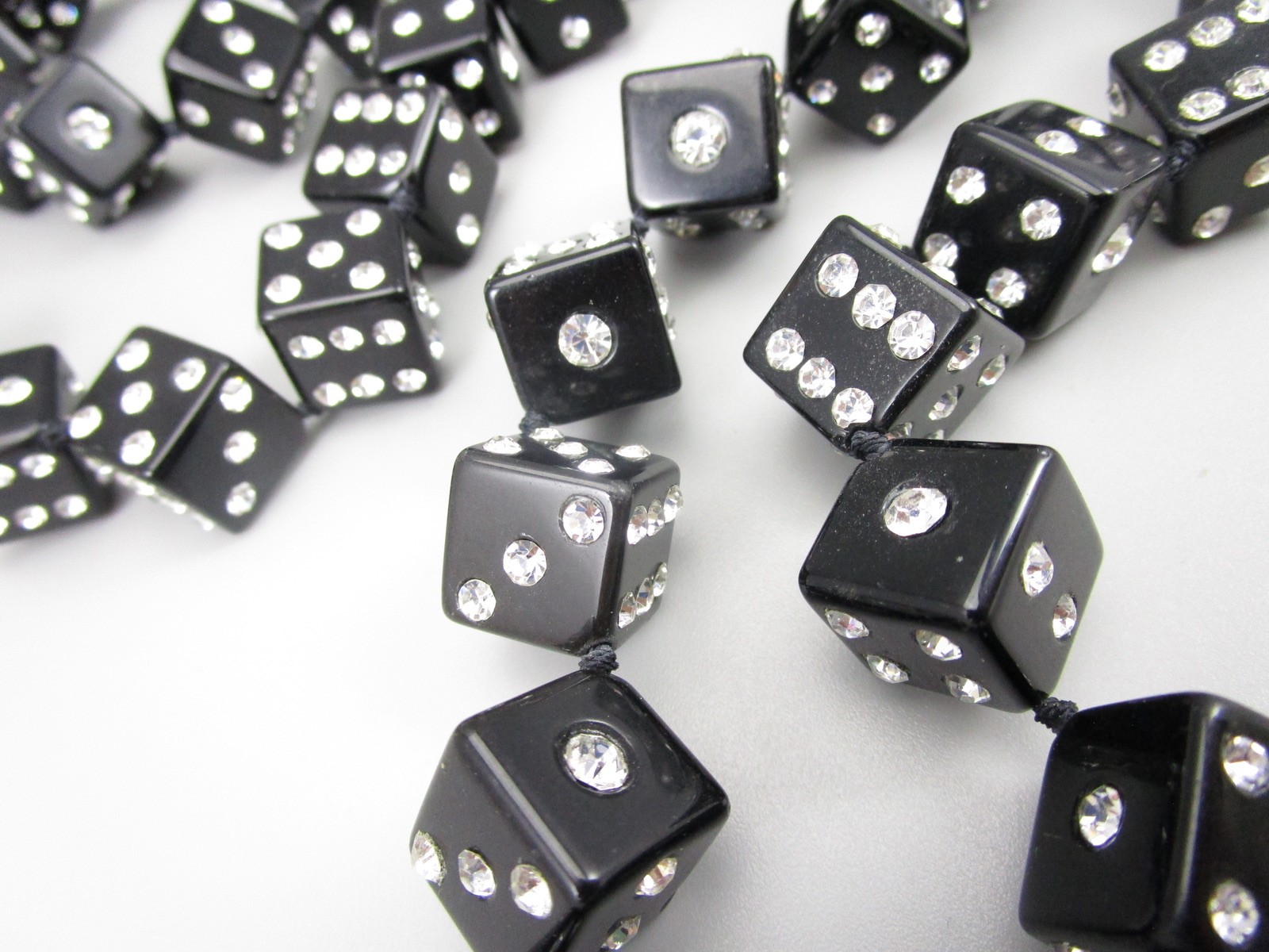 UNUSUAL 46″ BLACK ONYX RHINESTONE DICE HAND KNOTTED STATEMENT NECKLACE