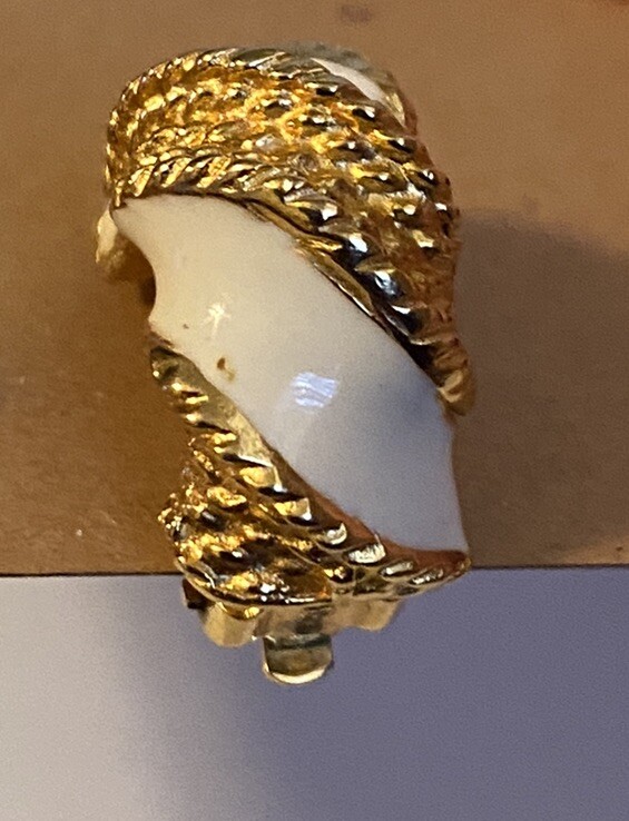 Vtg GAY BOYER Signed White Enamel Gold Tone Rope Design Retro Chic NY Earrings
