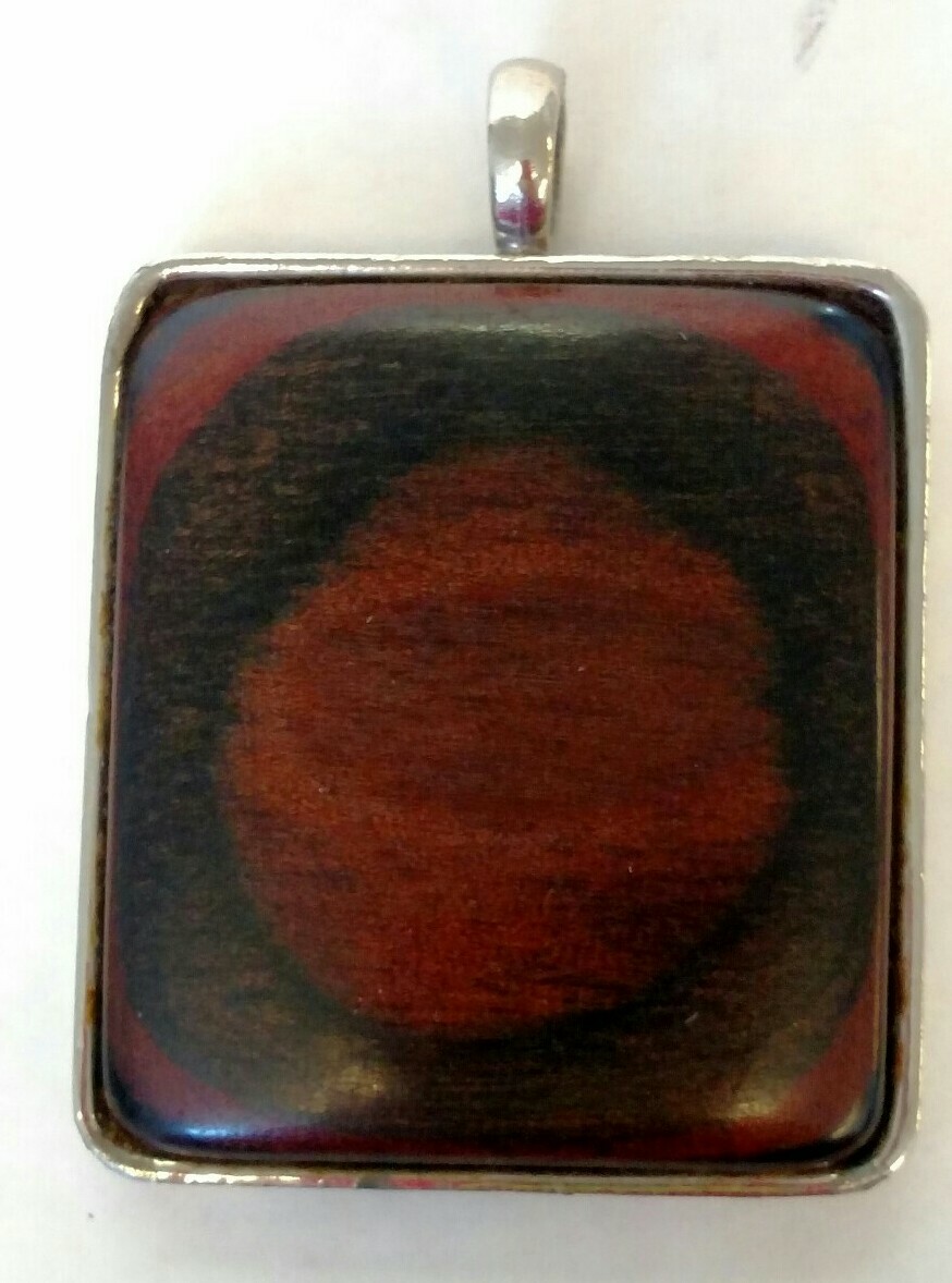 KENNETH LANE Wood PENDANT 1+7/8 x 1+5/8″ in Silver Setting 1/4″ cord/chain loop