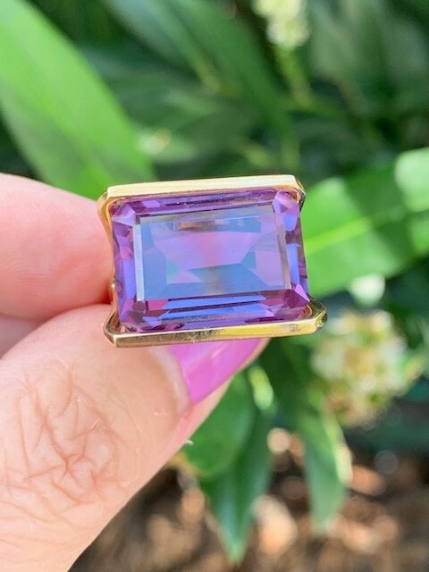 VINTAGE 14K GOLD HUGE EAST WEST TENSION SET PURPLE COLOR CHANGE SAPPHIRE RING