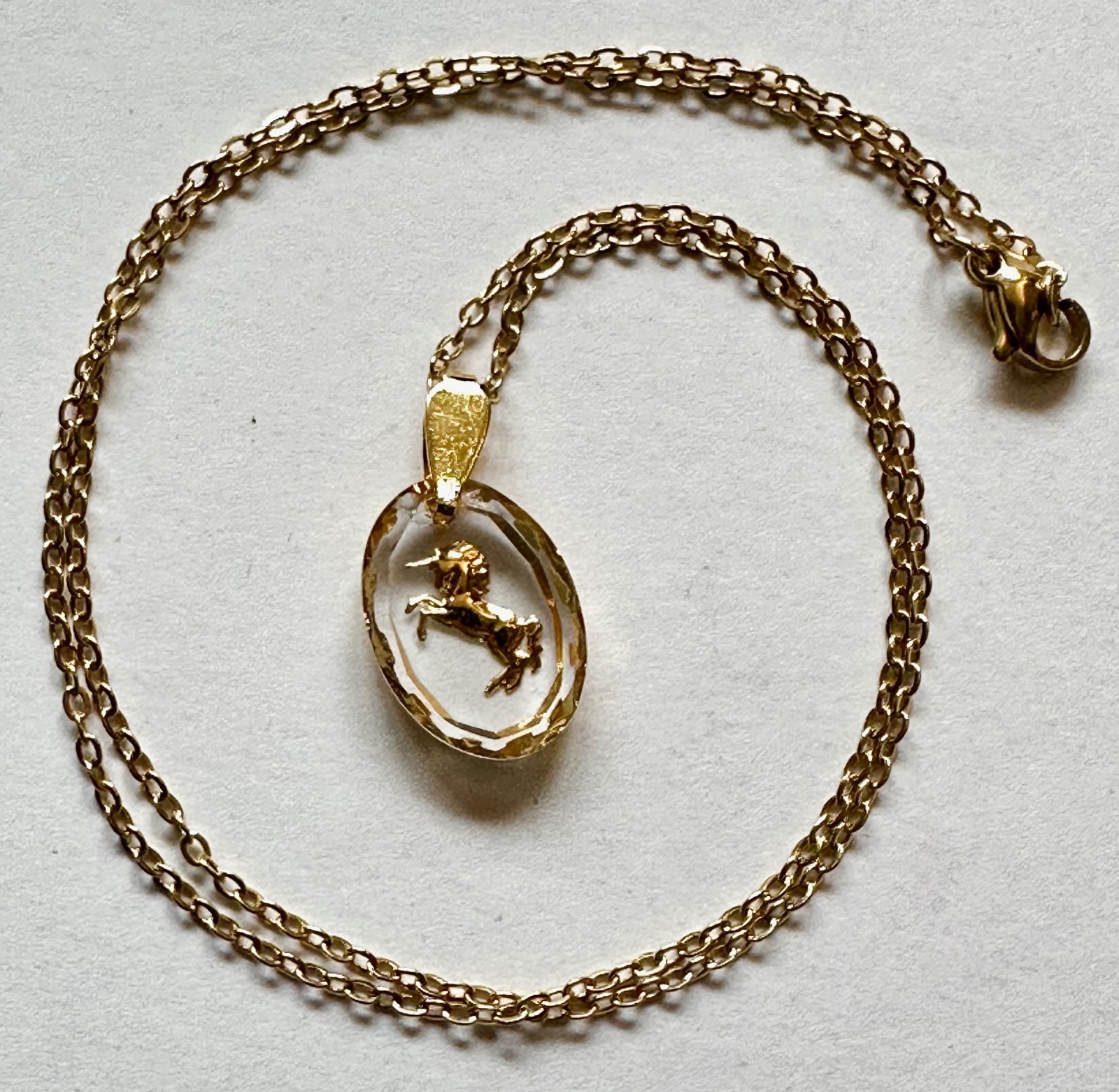 VINTAGE INTAGLIO GOLDEN unicorn GLASS pendant 3/4 OF 1″ NECKLACE 18″ GOLD PL