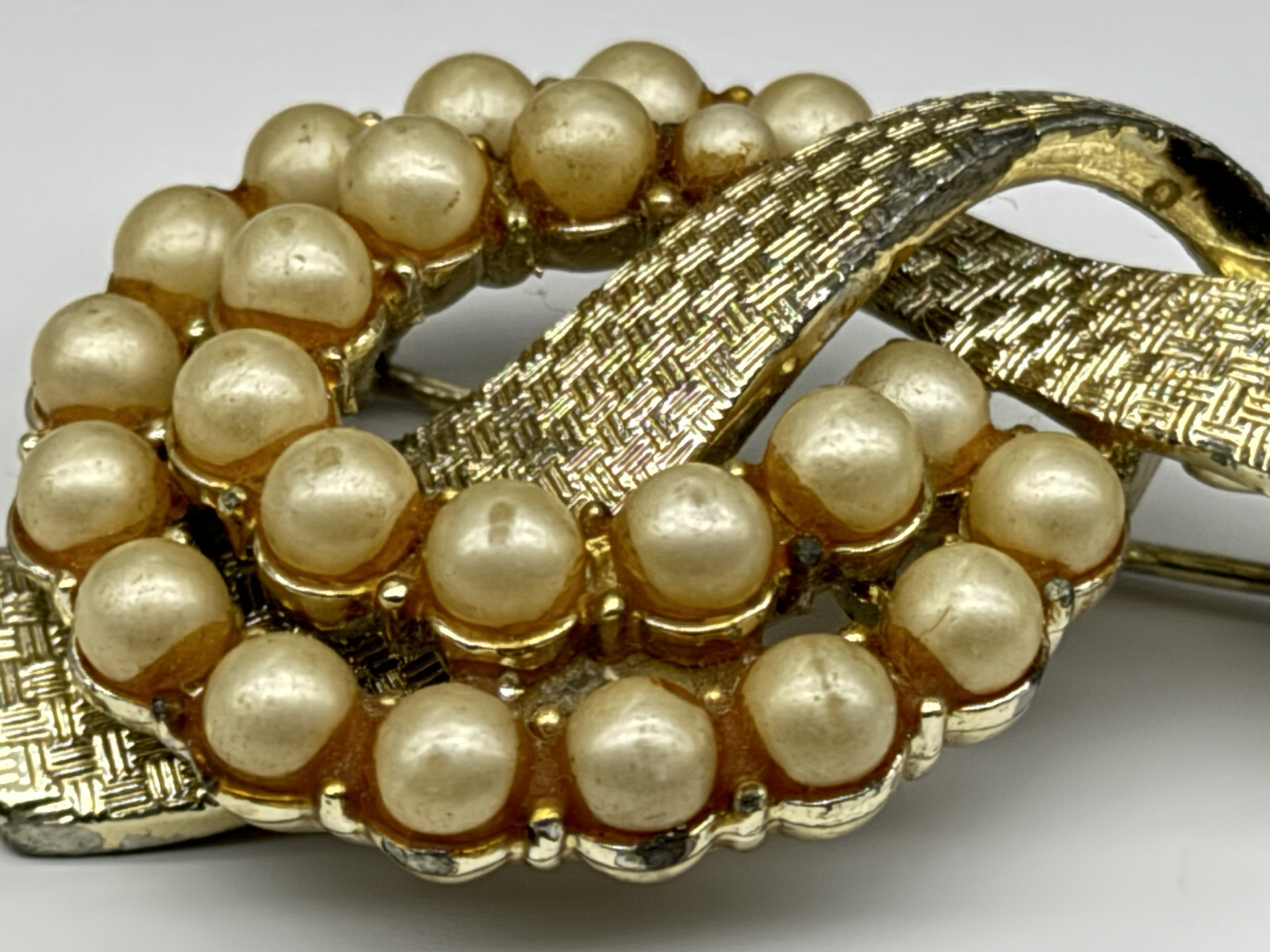 Vintage Coro Pegasus Gold Tone Ribbon Tiered Faux Pearl Circle Brooch Textured