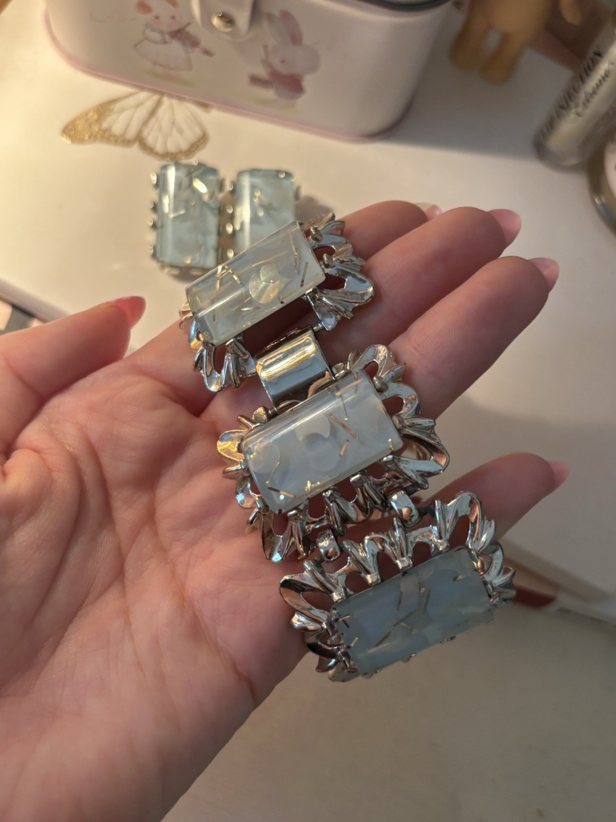 VINTAGE Gorgeous Confetti Lucite Thermoset Silver tone Bracelet & Clip Earrings
