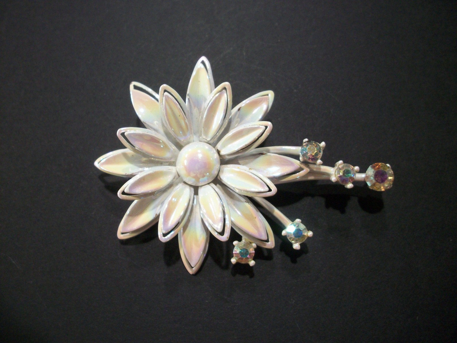 ViNTaGE MeTaL ENaMeL OMBRE PASTEL/AURORA BOREALIS RHINESTONE FLoWeR PiN/BRooCH